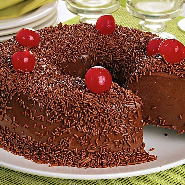 Brigadeirão sem forno com rum e cerejas - Receita de sobremesa gelada fácil