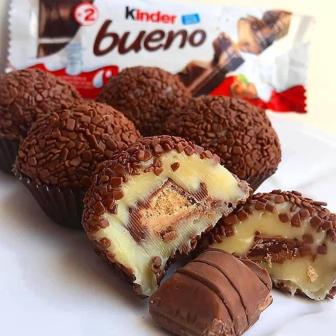 Brigadeiro De Kinder Bueno: Brazilian chocolate truffles with Kinder Bueno filling and dark chocolate shavings
