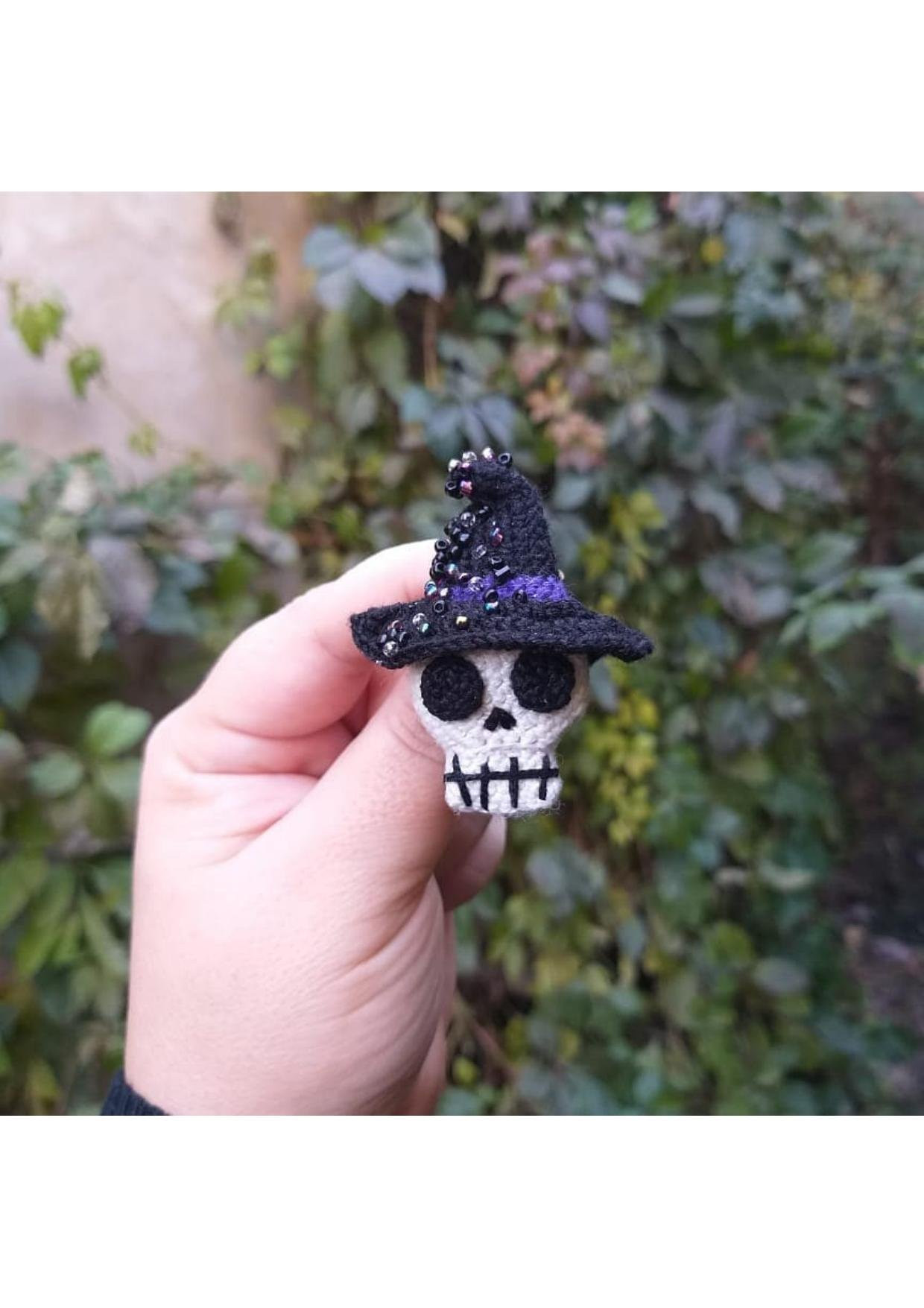 Брошь "Череп в шляпе": перевод описания и схема вязания крючком