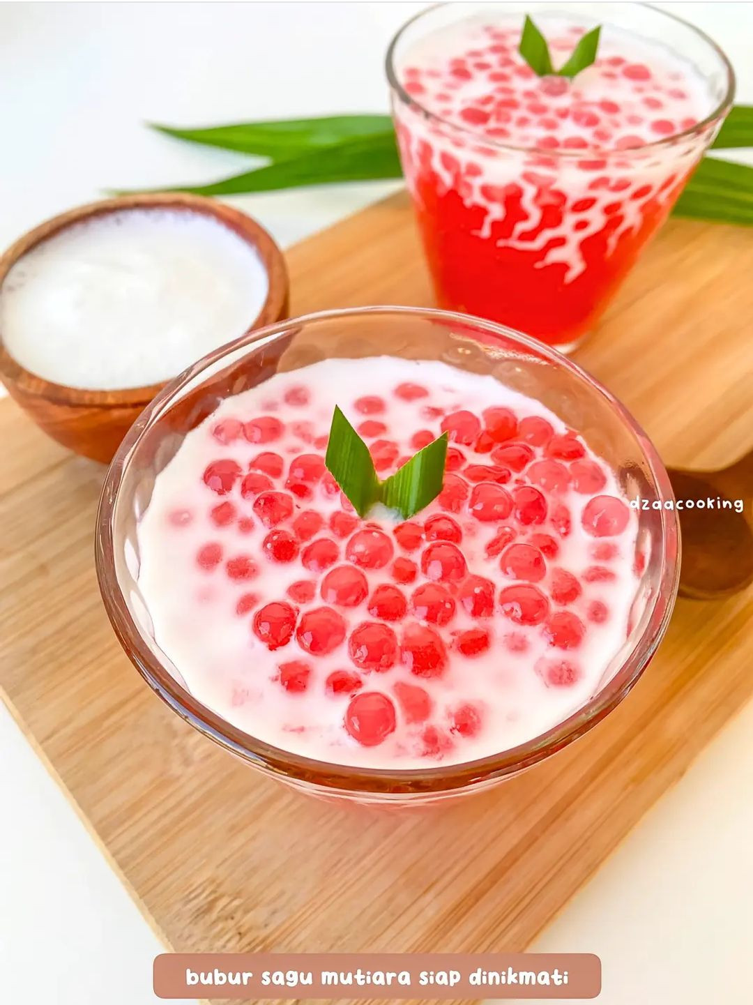 Bubur Sagu Mutiara: Món tráng miệng truyền thống Indonesia với hạt sago đỏ và nước cốt dừa thơm ngon