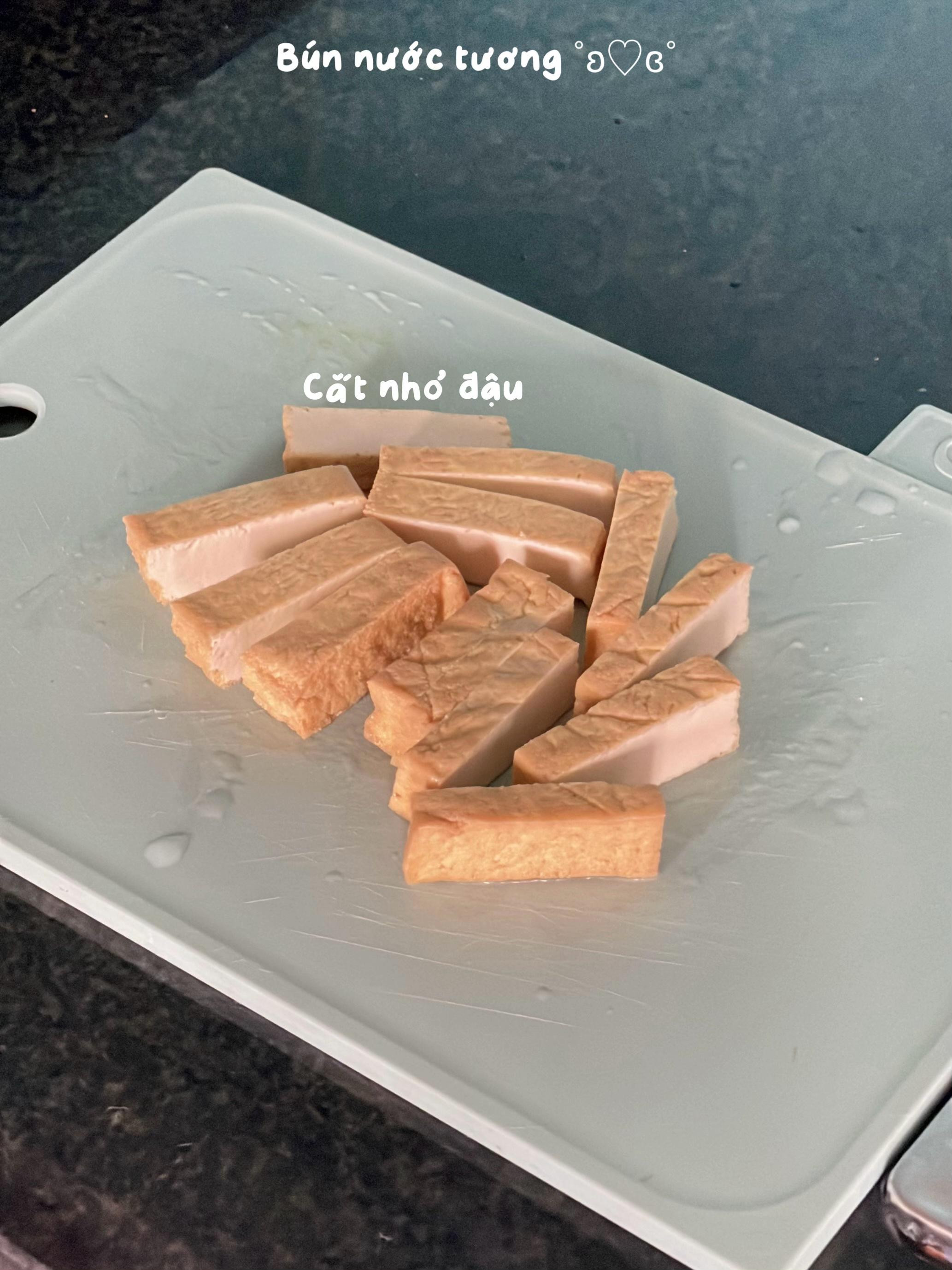 Bún nước tương chay với đậu hũ chiên, dưa leo và rau sống