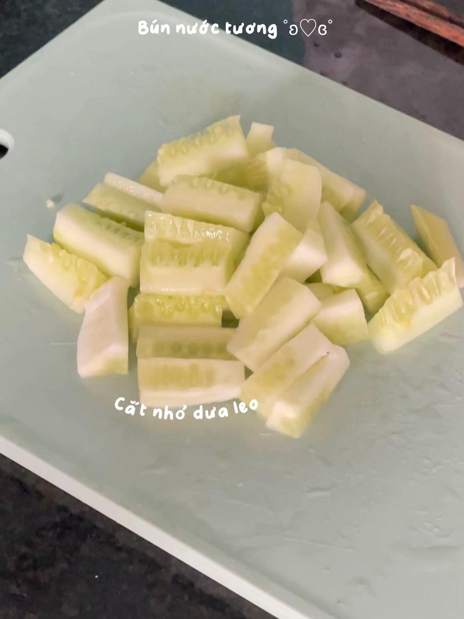 Bún nước tương chay với đậu hũ chiên, dưa leo và rau sống