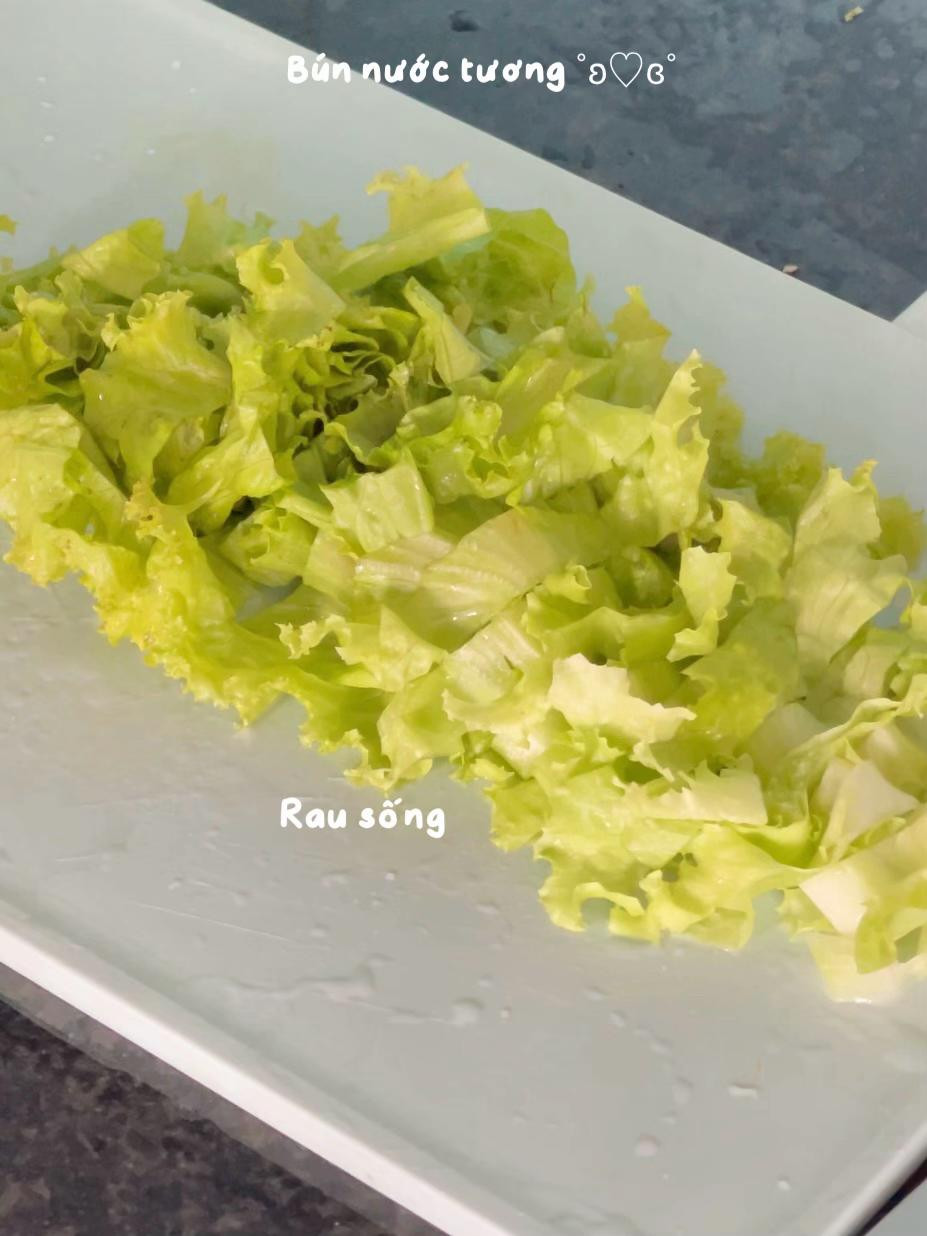 Bún nước tương chay với đậu hũ chiên, dưa leo và rau sống