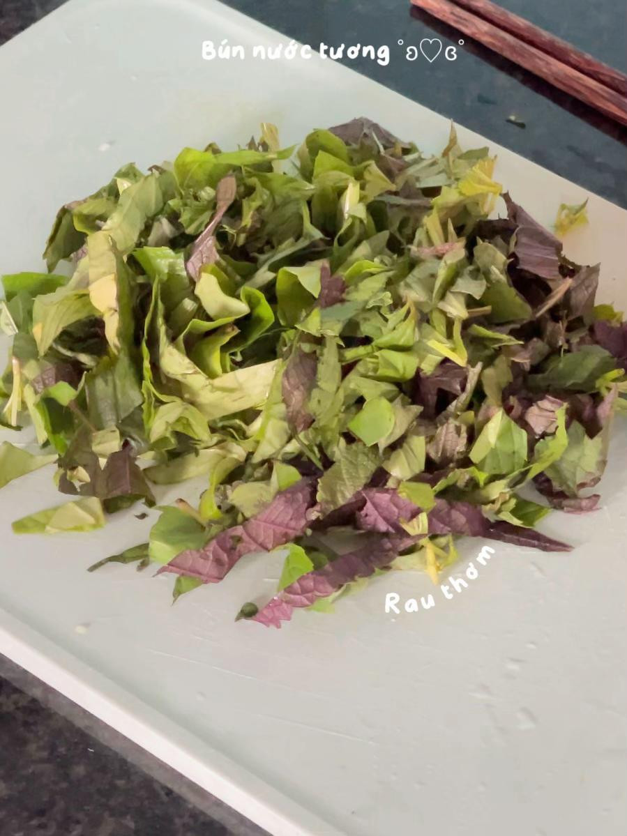 Bún nước tương chay với đậu hũ chiên, dưa leo và rau sống