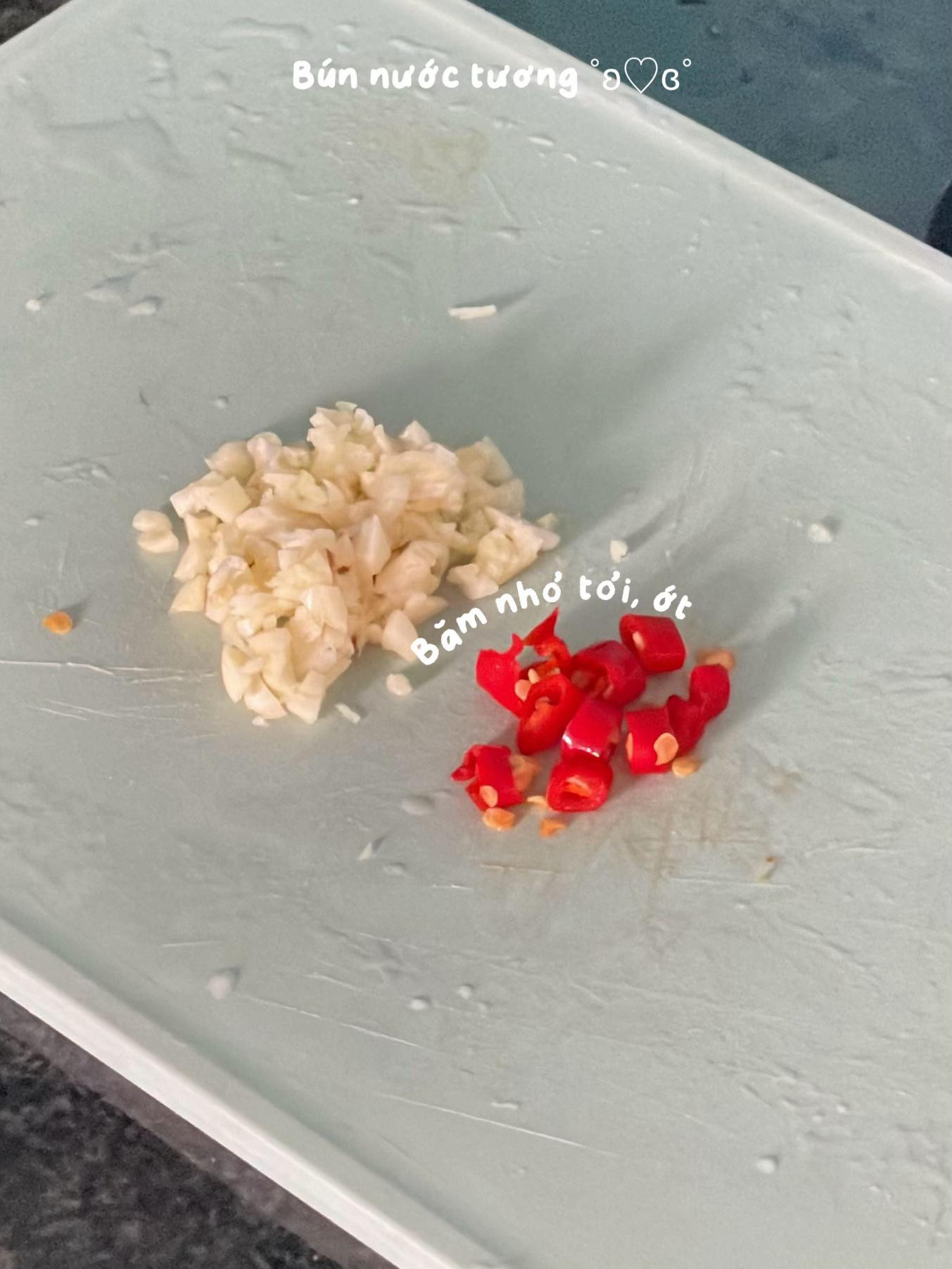 Bún nước tương chay với đậu hũ chiên, dưa leo và rau sống