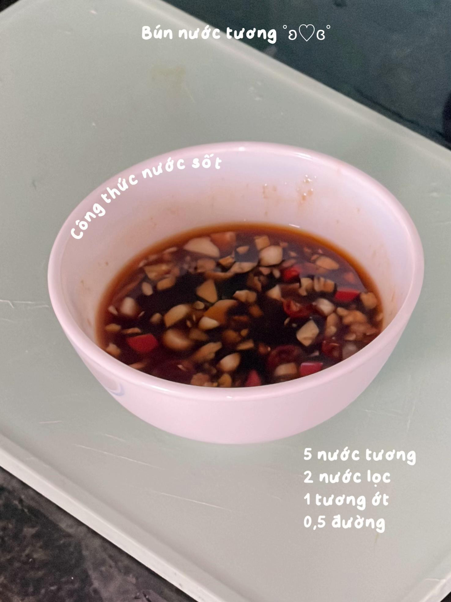 Bún nước tương chay với đậu hũ chiên, dưa leo và rau sống