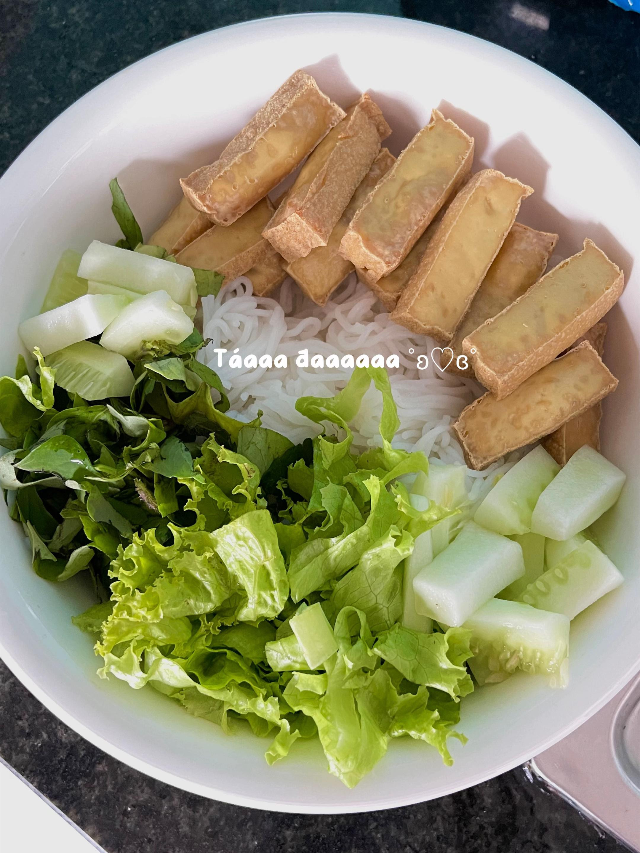Bún nước tương chay với đậu hũ chiên, dưa leo và rau sống
