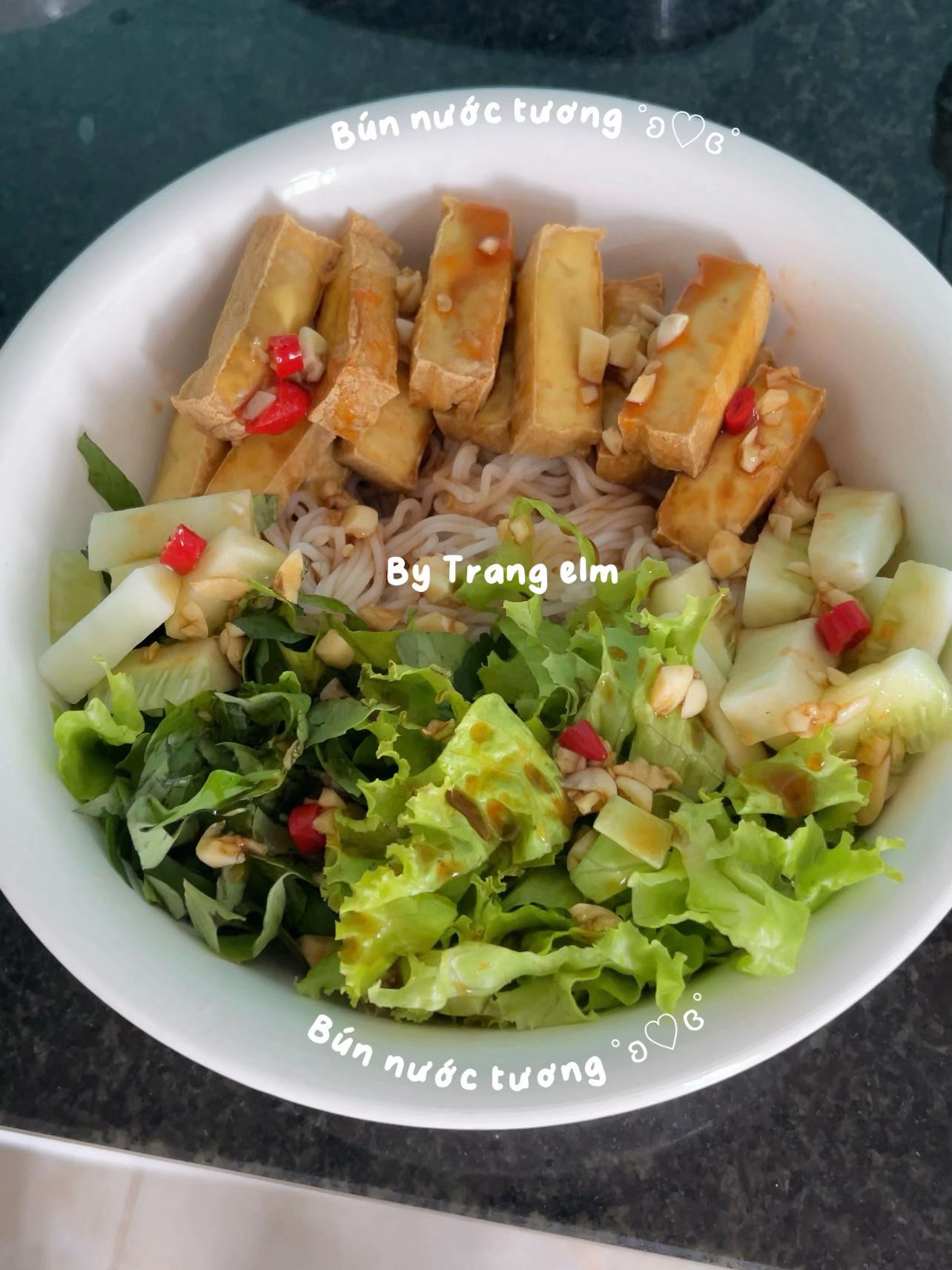 Bún nước tương chay với đậu hũ chiên, dưa leo và rau sống