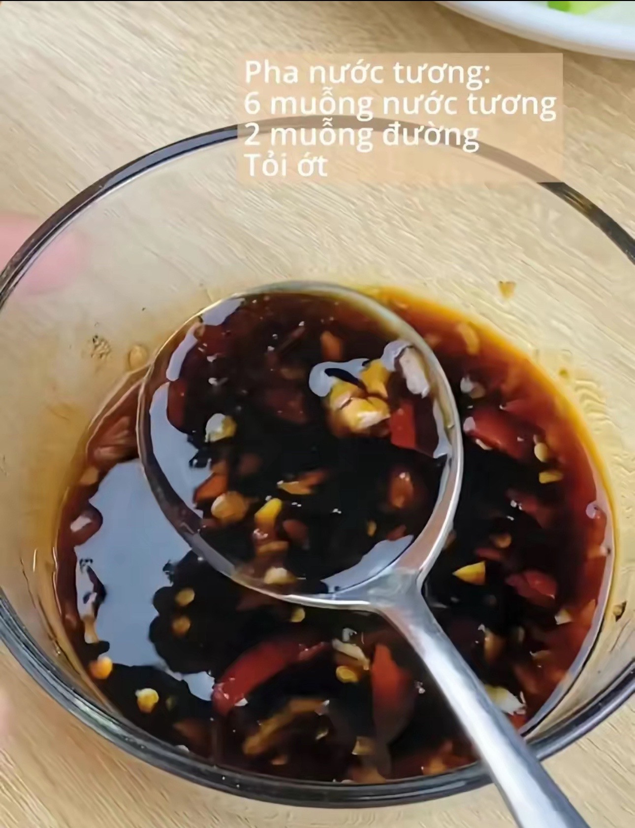 Bún Nước Tương: Món ăn ngon với đậu hũ chiên, rau tươi và nước sốt tỏi ớt hấp dẫn