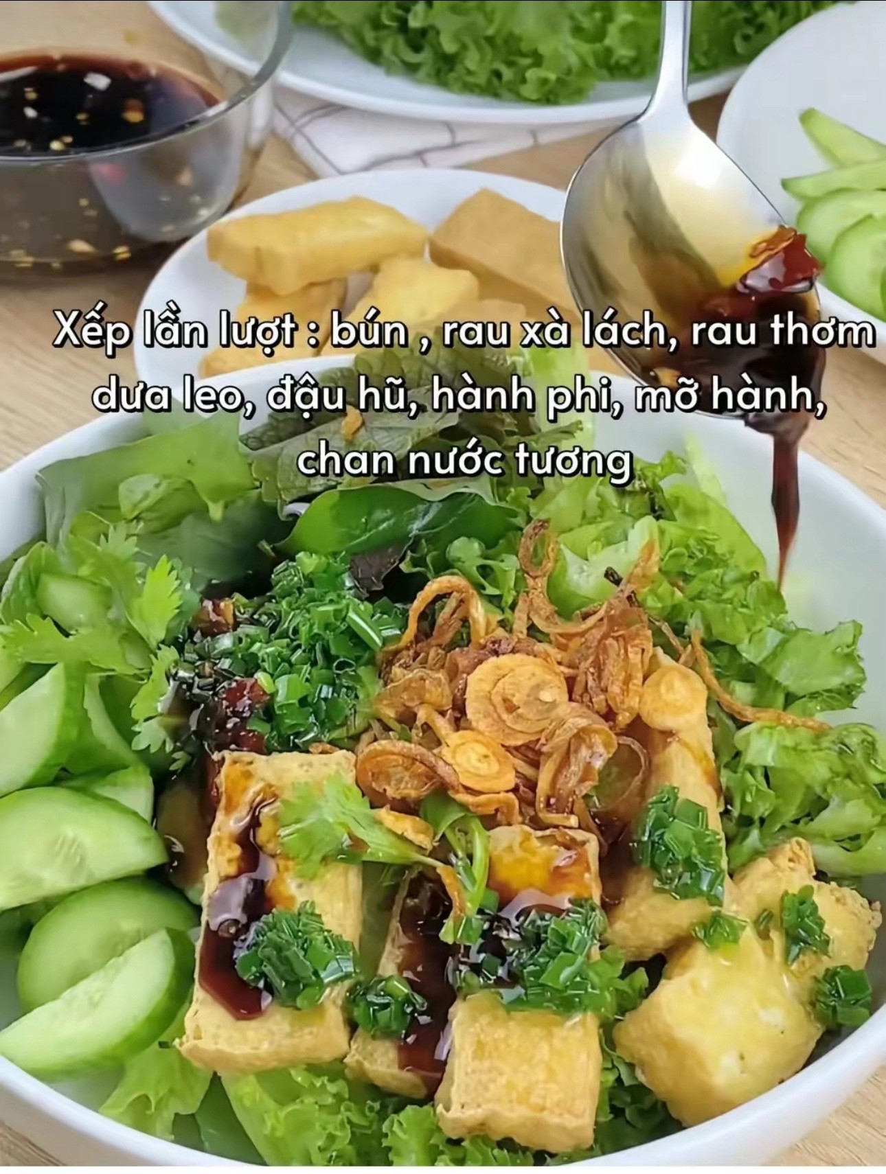Bún Nước Tương: Món ăn ngon với đậu hũ chiên, rau tươi và nước sốt tỏi ớt hấp dẫn