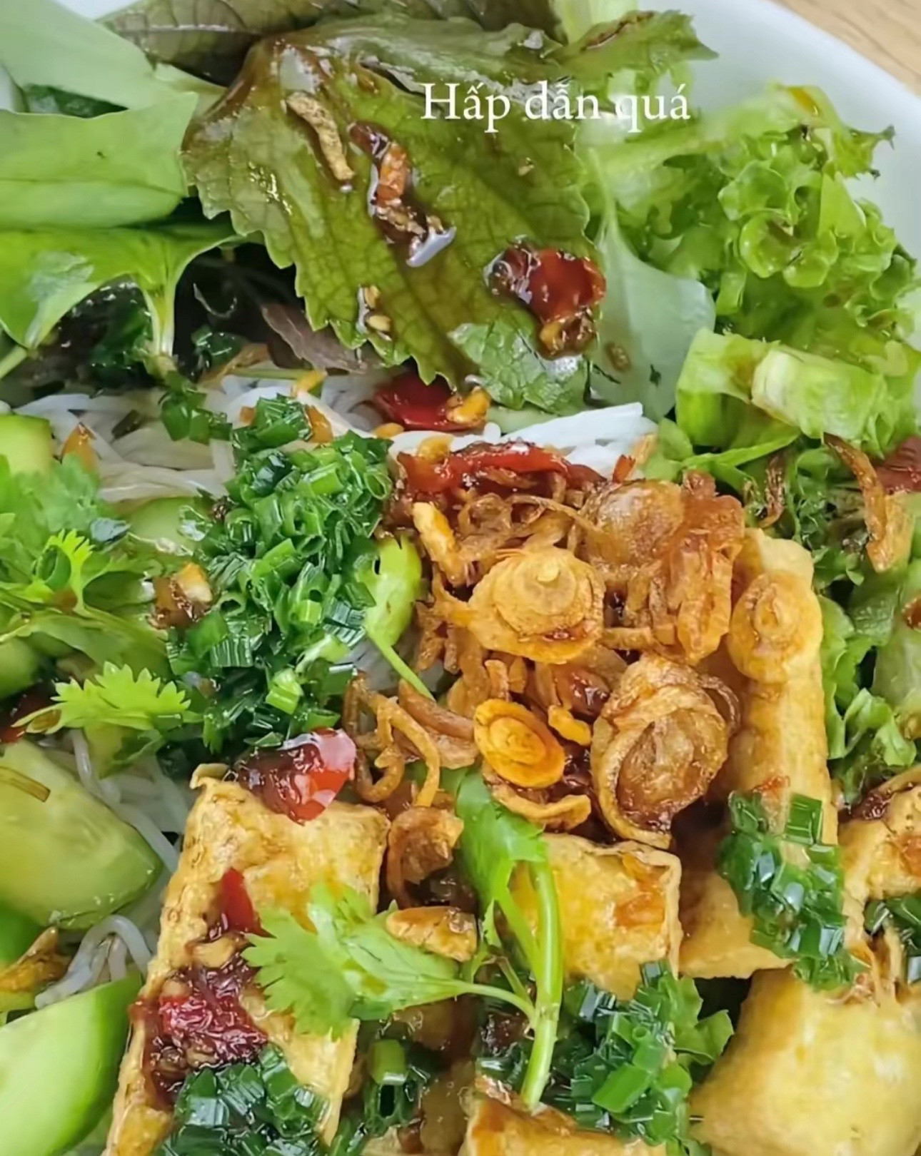 Bún Nước Tương: Món ăn ngon với đậu hũ chiên, rau tươi và nước sốt tỏi ớt hấp dẫn