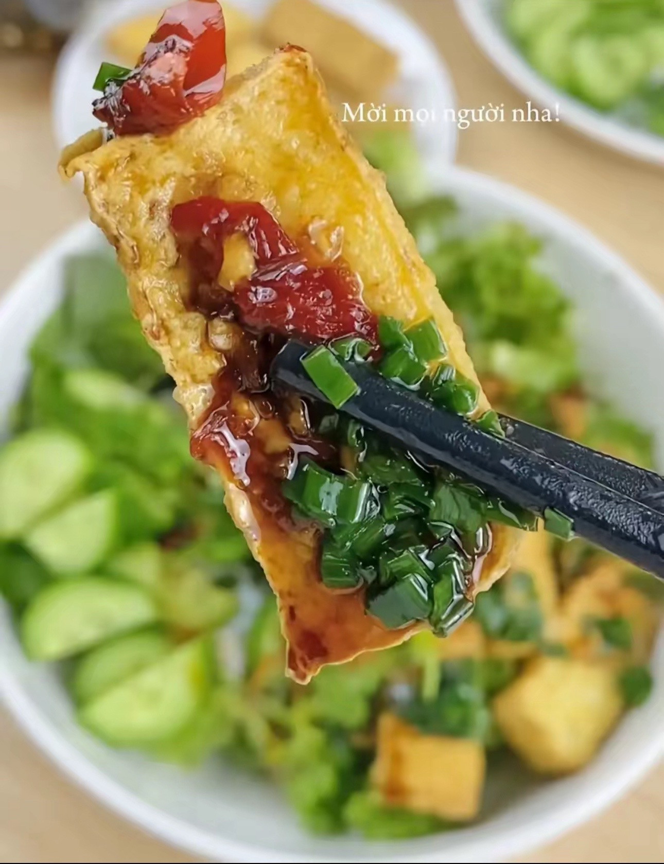 Bún Nước Tương: Món ăn ngon với đậu hũ chiên, rau tươi và nước sốt tỏi ớt hấp dẫn