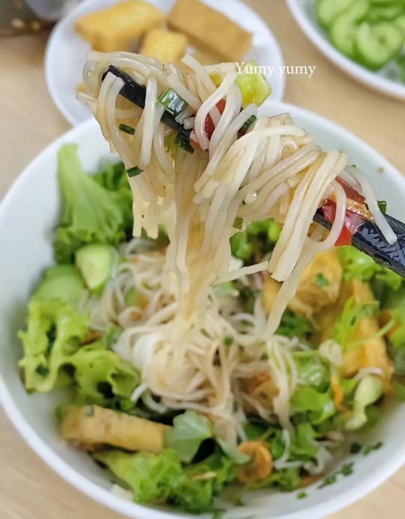 Bún Nước Tương: Món ăn ngon với đậu hũ chiên, rau tươi và nước sốt tỏi ớt hấp dẫn