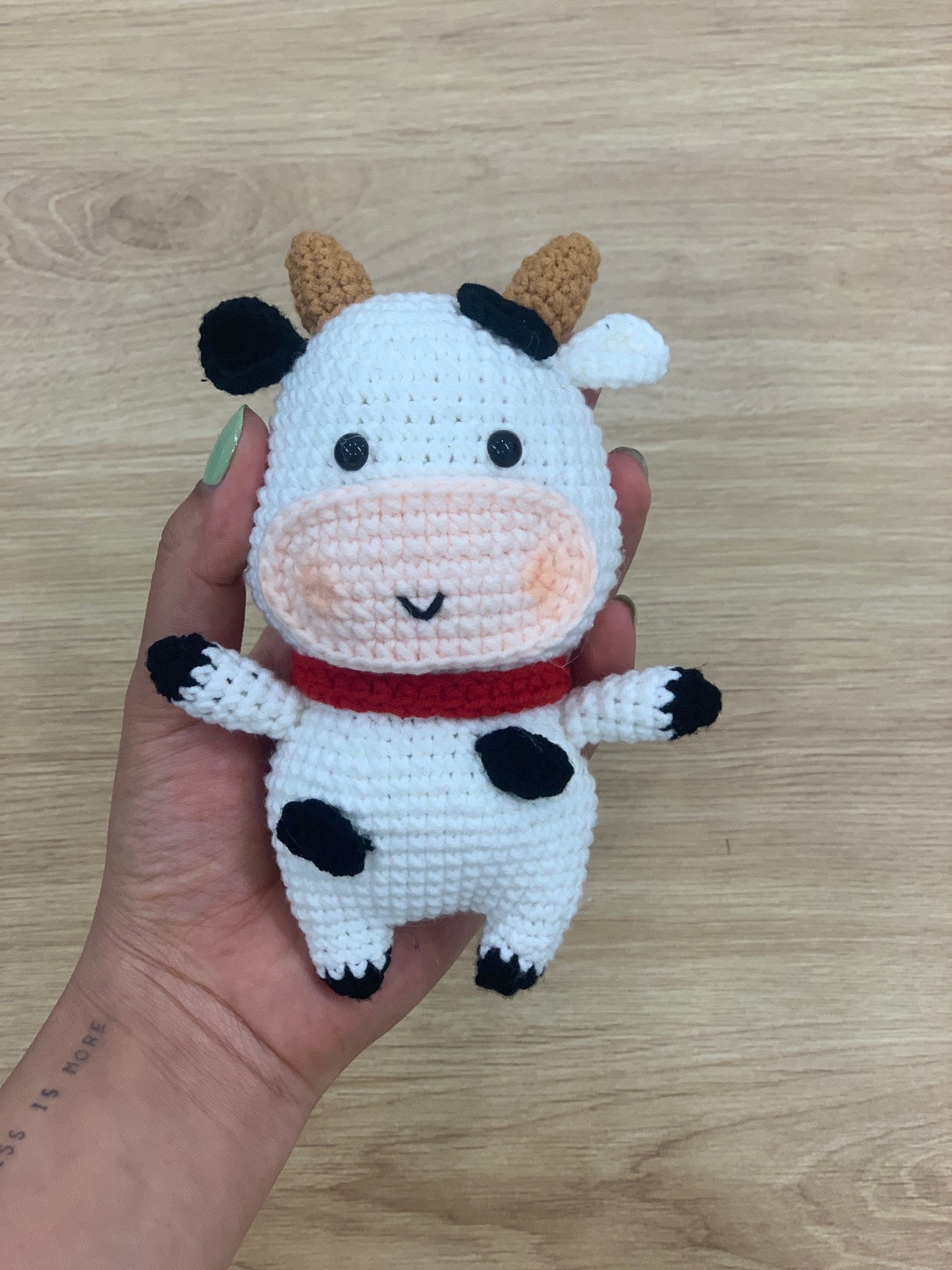 Bunny chart: Hướng dẫn móc thỏ trắng cầm cà rốt và nơ hồng