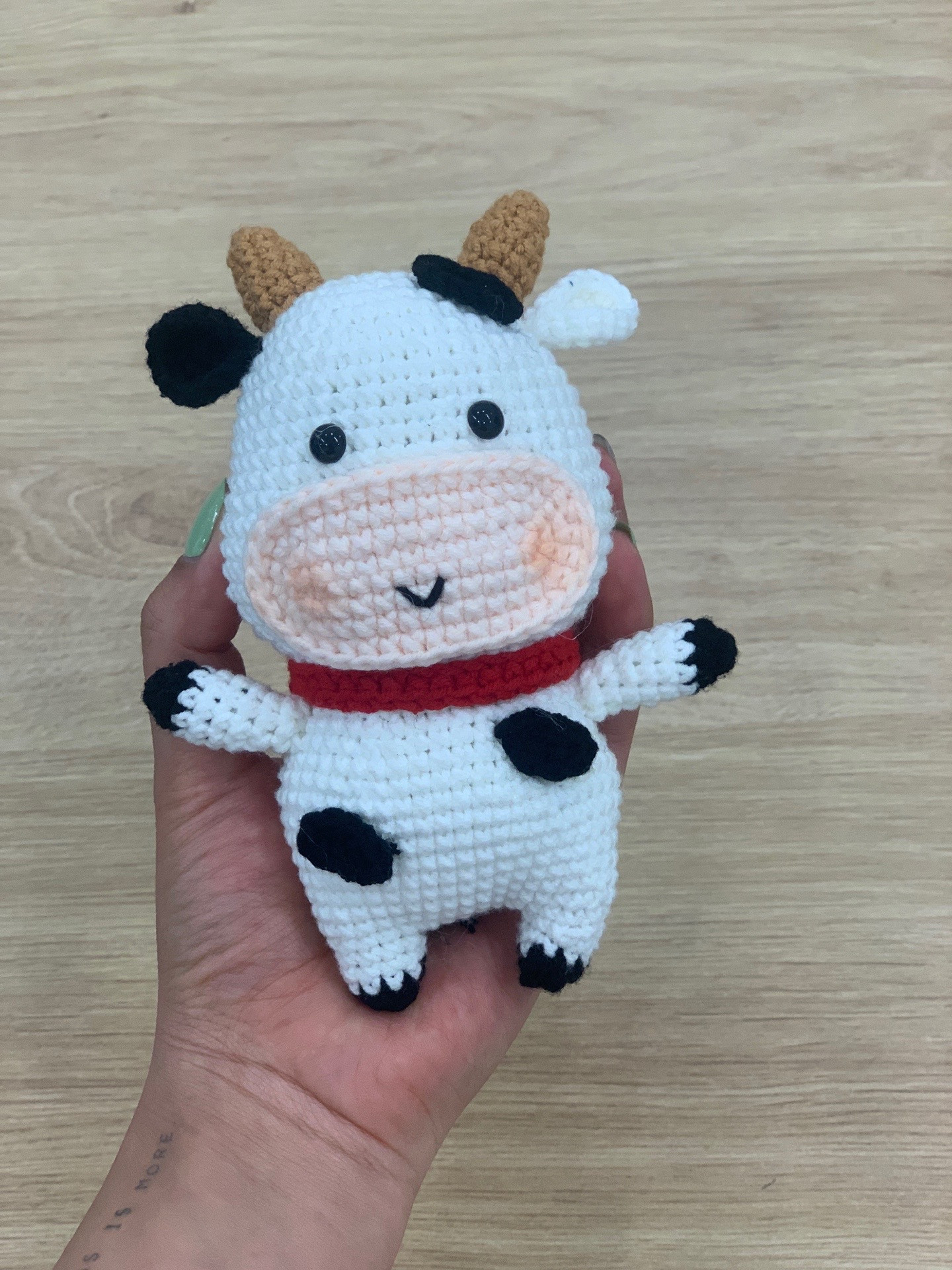 Bunny chart: Hướng dẫn móc thỏ trắng cầm cà rốt và nơ hồng