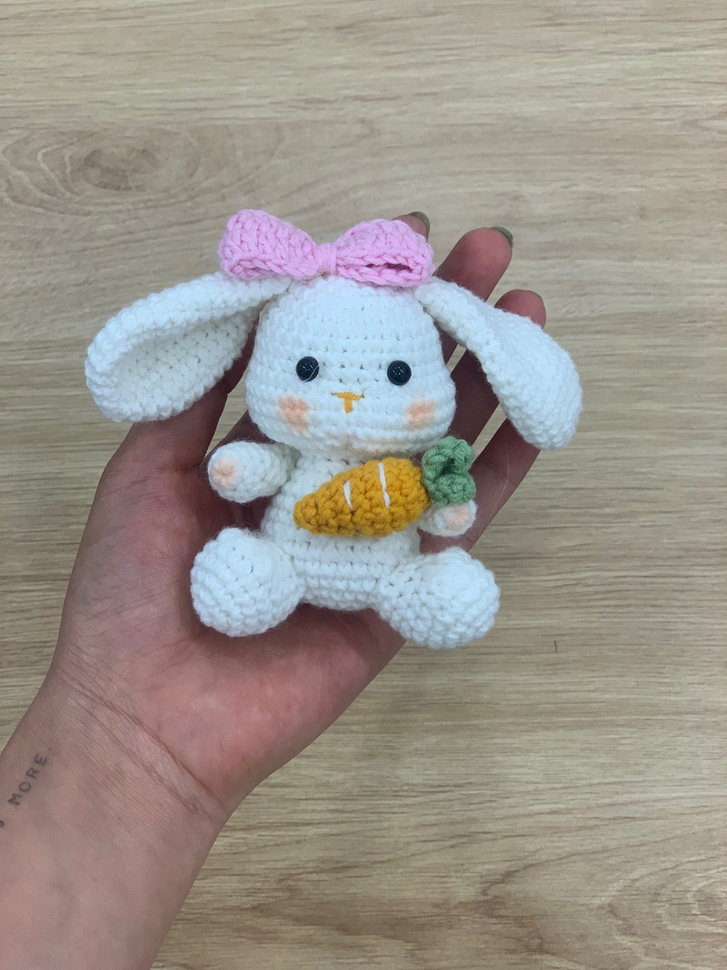 Bunny chart: Hướng dẫn móc thỏ trắng cầm cà rốt và nơ hồng