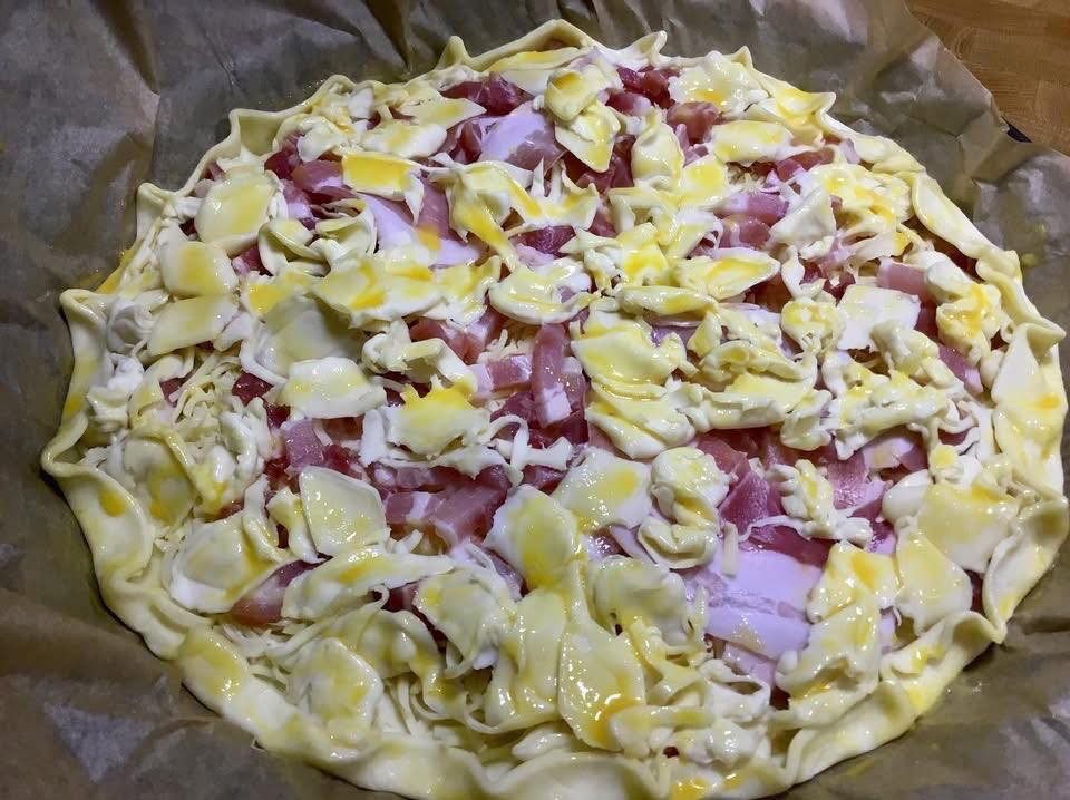 Buona Domenica Torta Salata: Pasta Sfoglia con Pancetta e Mozzarella