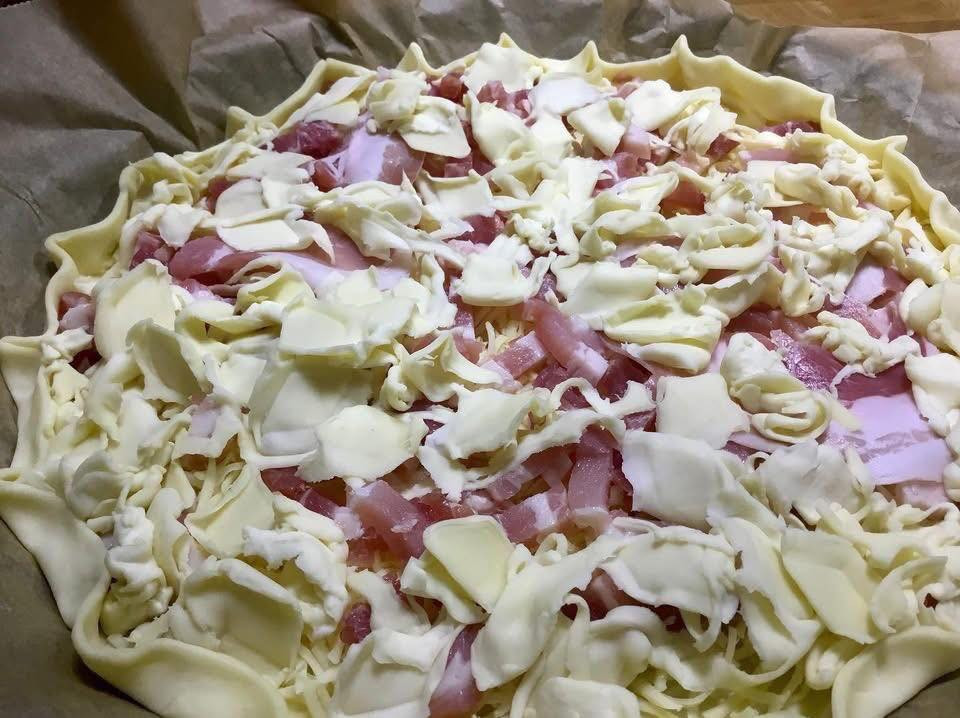 Buona Domenica Torta Salata: Pasta Sfoglia con Pancetta e Mozzarella