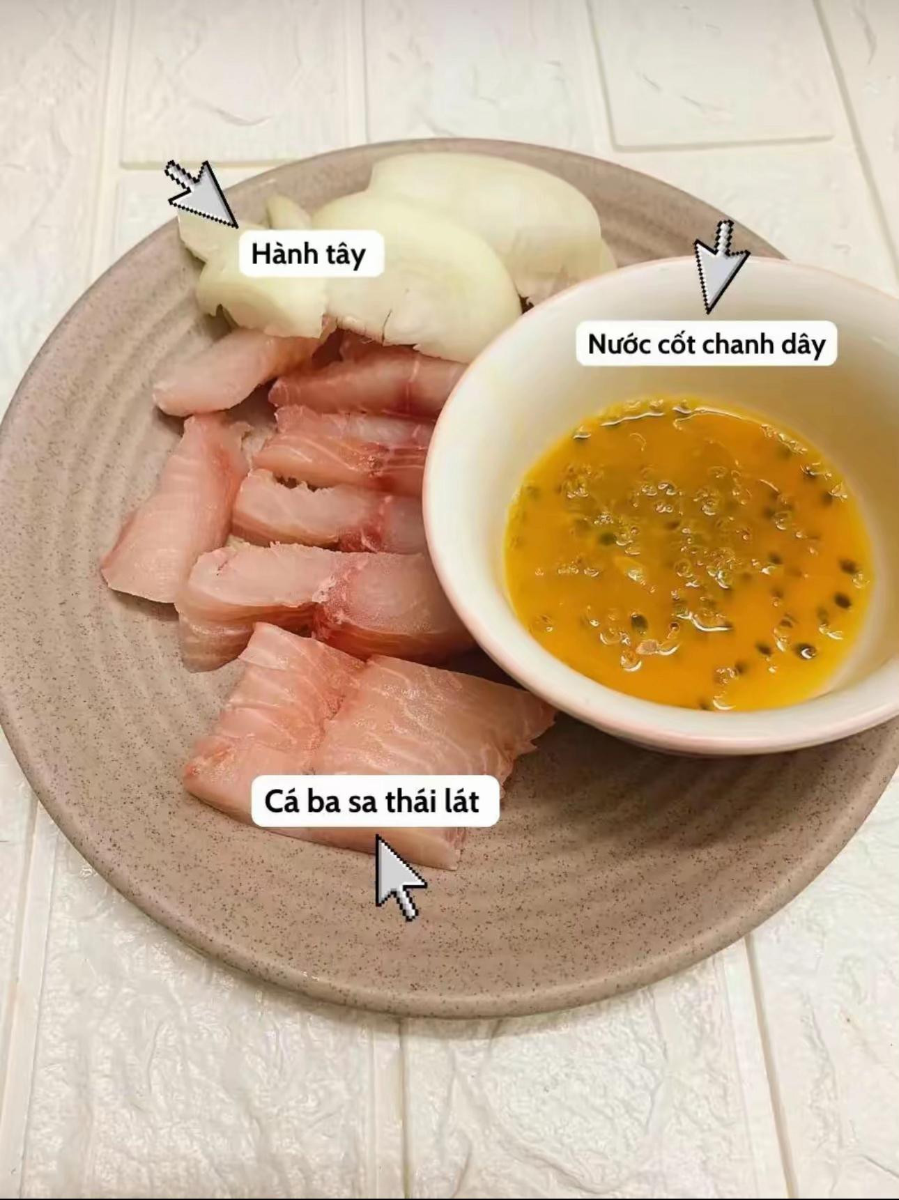 Cá ba sa sốt chanh dây chiên giòn, món ăn ngon với nước cốt chanh dầy và hành tây