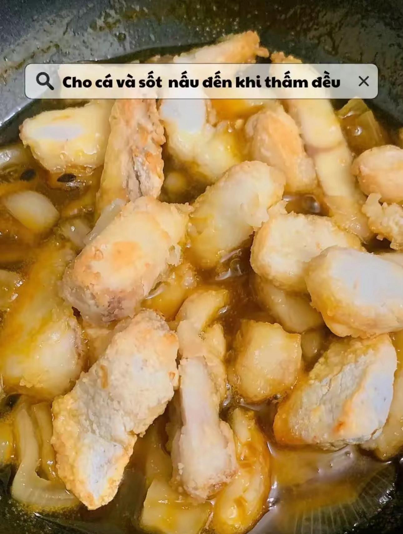 Cá ba sa sốt chanh dây chiên giòn, món ăn ngon với nước cốt chanh dầy và hành tây