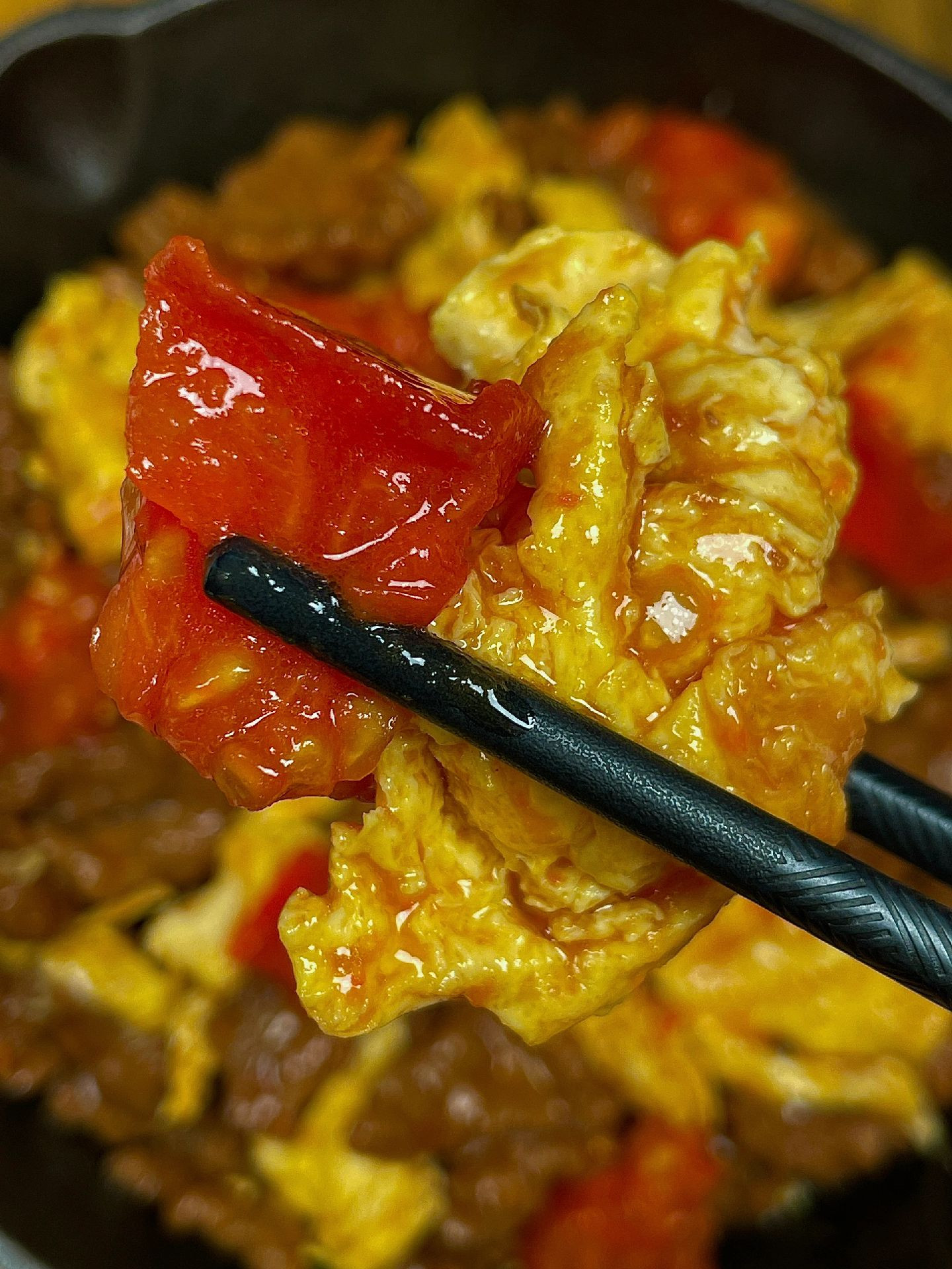 Cà chua trứng thịt bò xào mềm ngon, cơm nóng ăn là mê