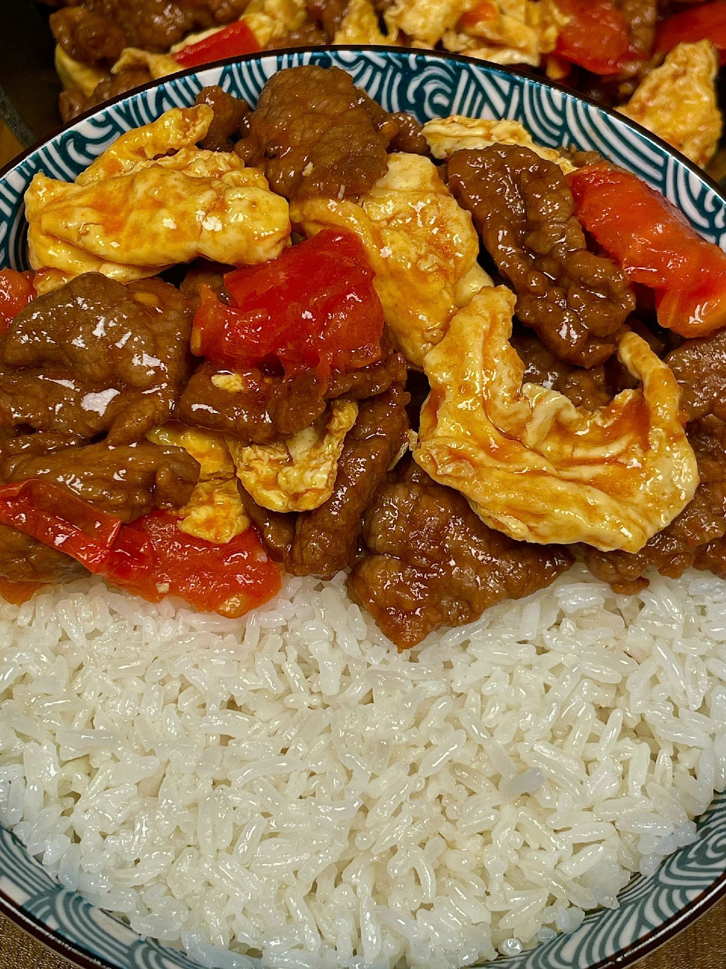 Cà chua trứng thịt bò xào mềm ngon, cơm nóng ăn là mê