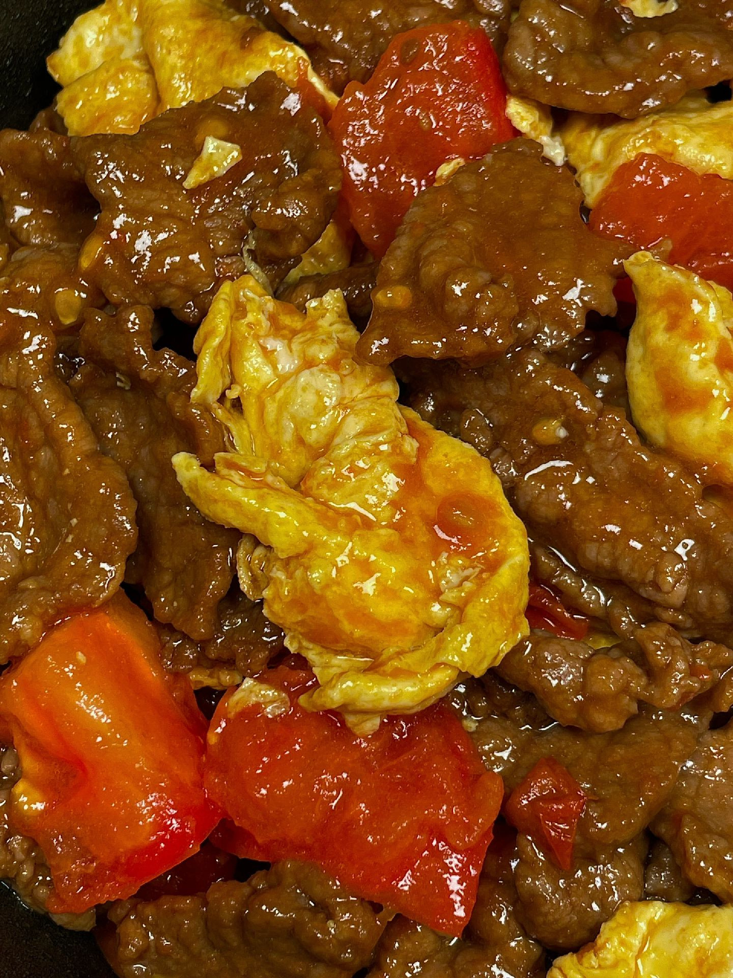 Cà chua trứng thịt bò xào mềm ngon, cơm nóng ăn là mê