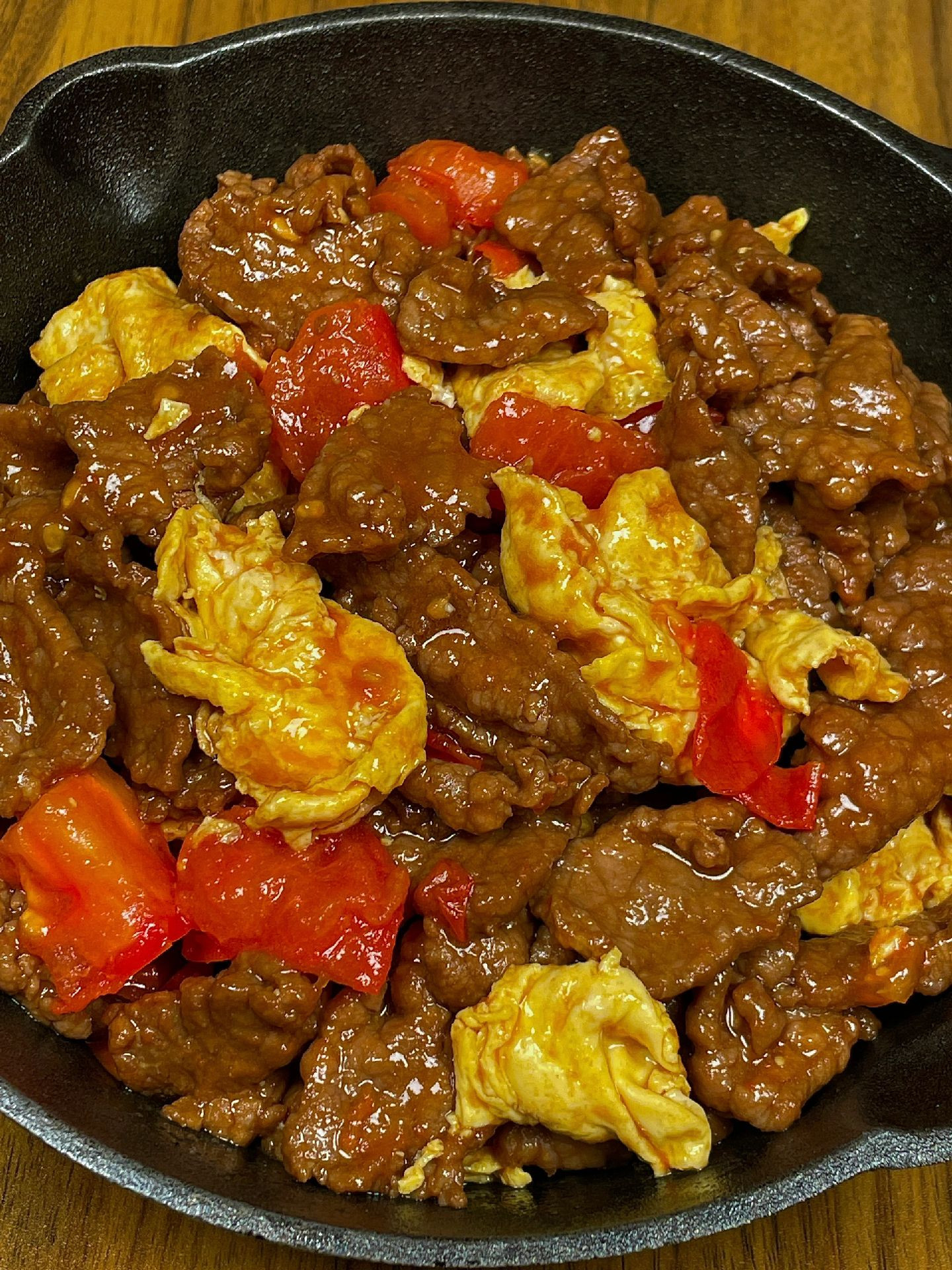 Cà chua trứng thịt bò xào mềm ngon, cơm nóng ăn là mê