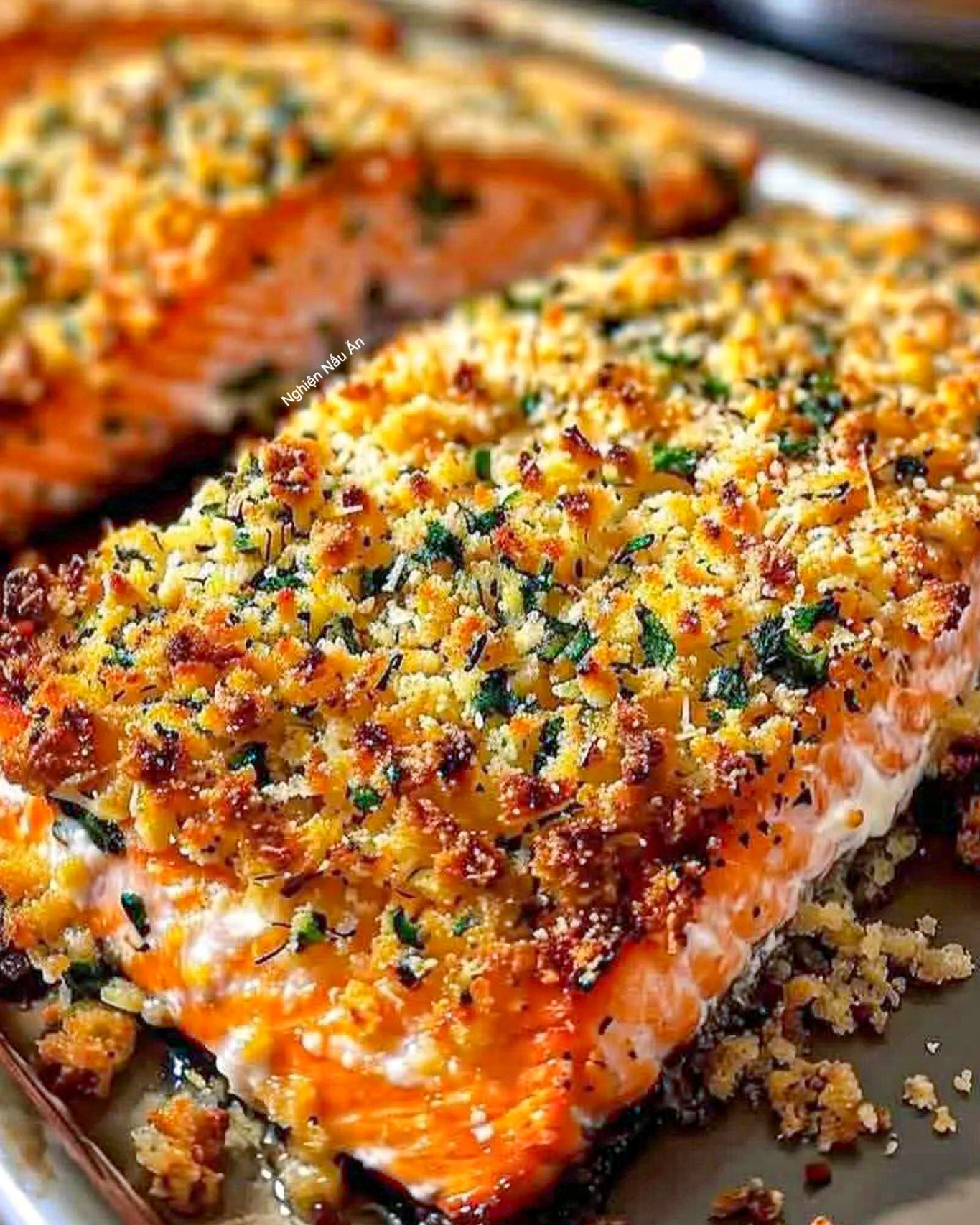 Cá hồi nướng giòn với vụn bánh quy Parmesan và rau mùi tây, món chính thơm ngon chuẩn vị nhà hàng
