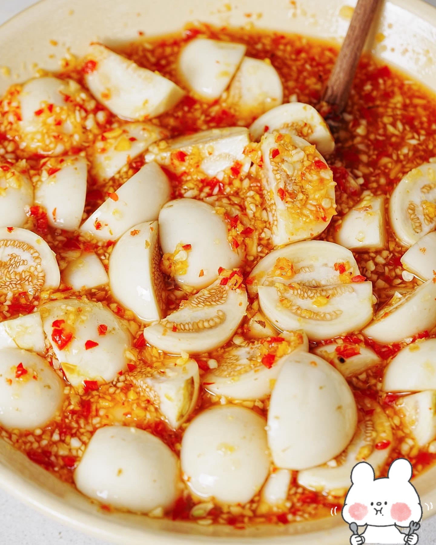 Cà muối xổi: Bí kíp làm món ăn vặt chua thơm ngon, tốn cơm với nguyên liệu cà trắng, tỏi, ớt và nước quất