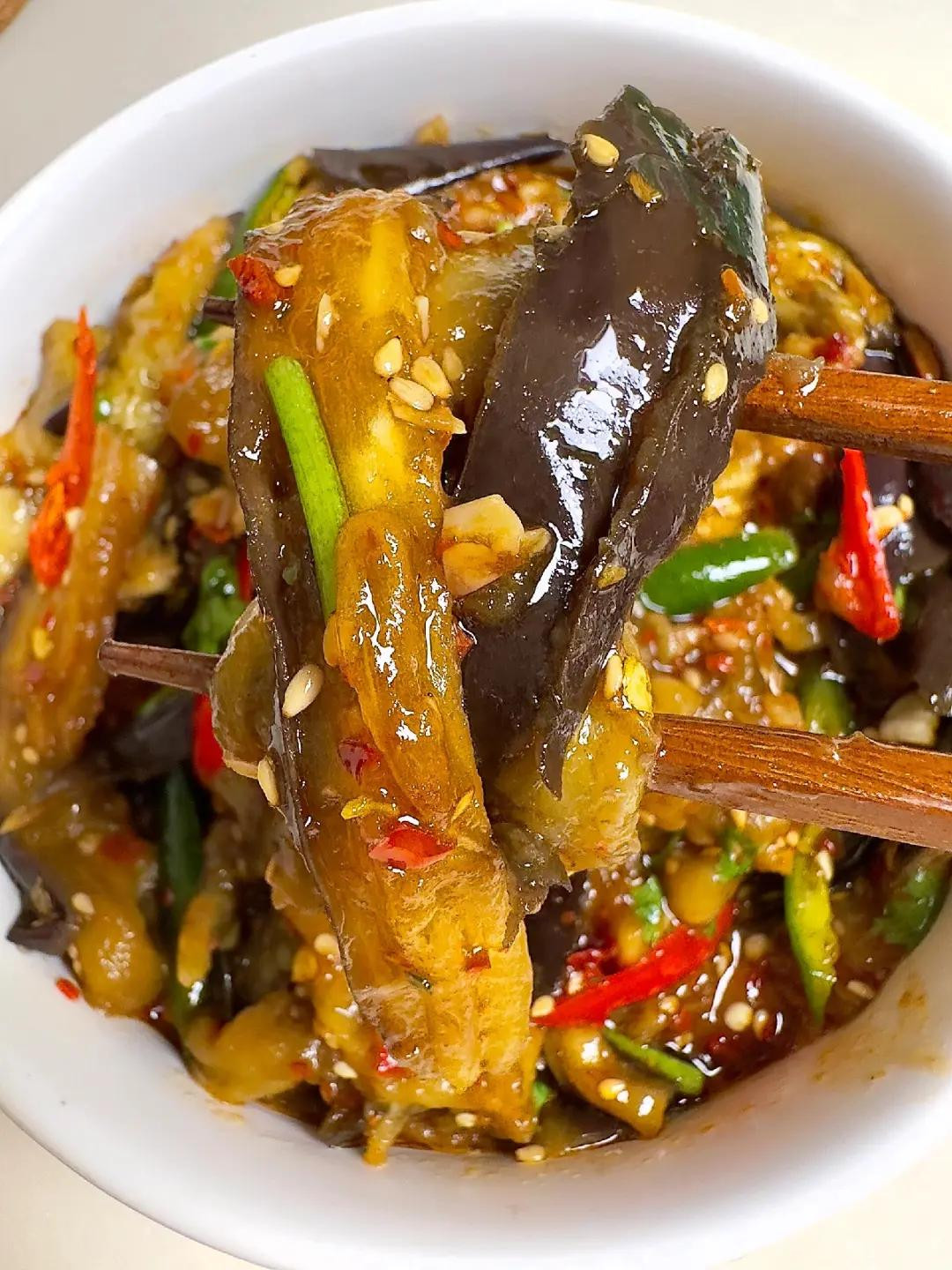 Cà tím xé sốt dầu hào tỏi ớt, món ăn vặt cay thơm ngon hấp dẫn