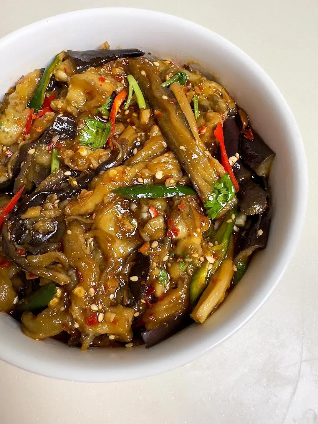 Cà tím xé sốt dầu hào tỏi ớt, món ăn vặt cay thơm ngon hấp dẫn