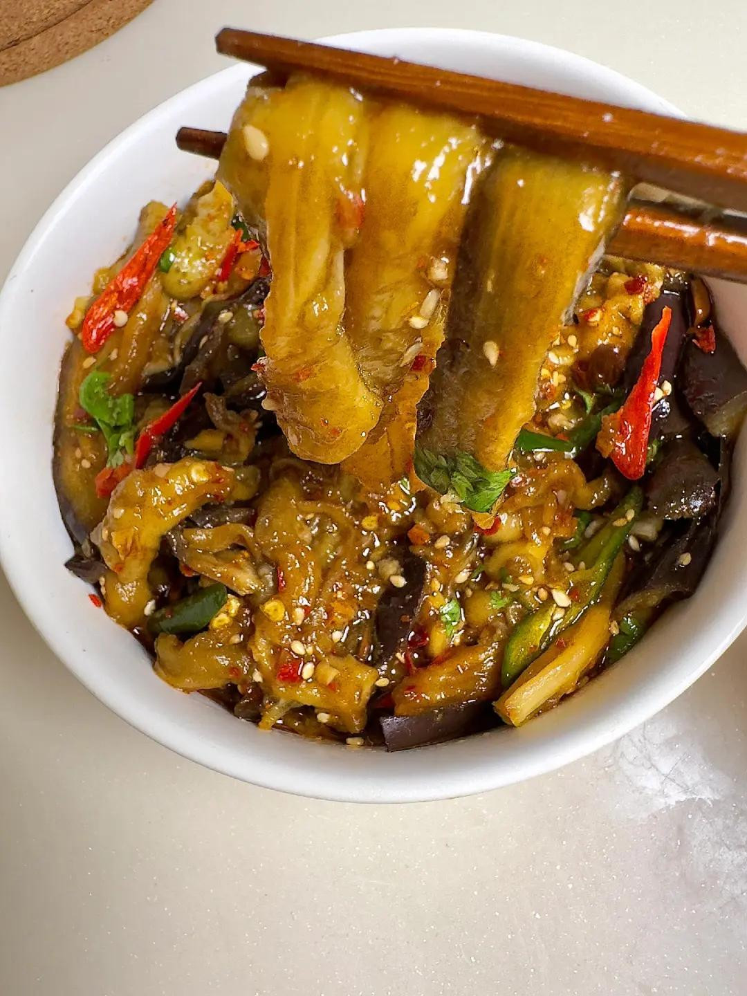 Cà tím xé sốt dầu hào tỏi ớt, món ăn vặt cay thơm ngon hấp dẫn