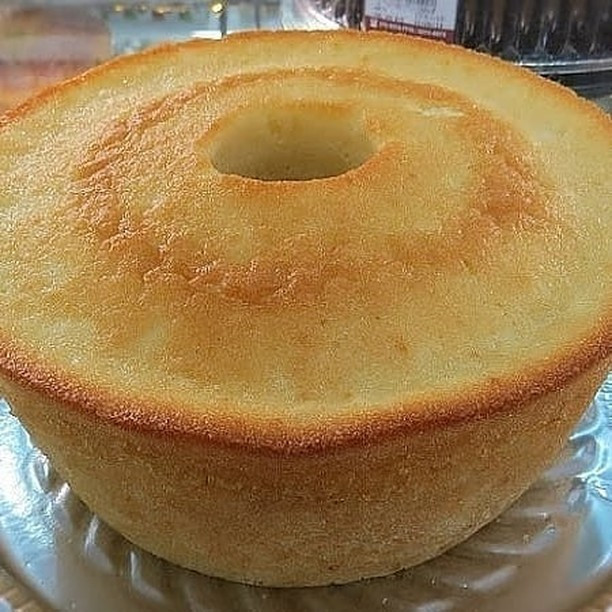 Caçarola de Coco: Bolo de coco fofinho e saboroso feito em forma de buraco central