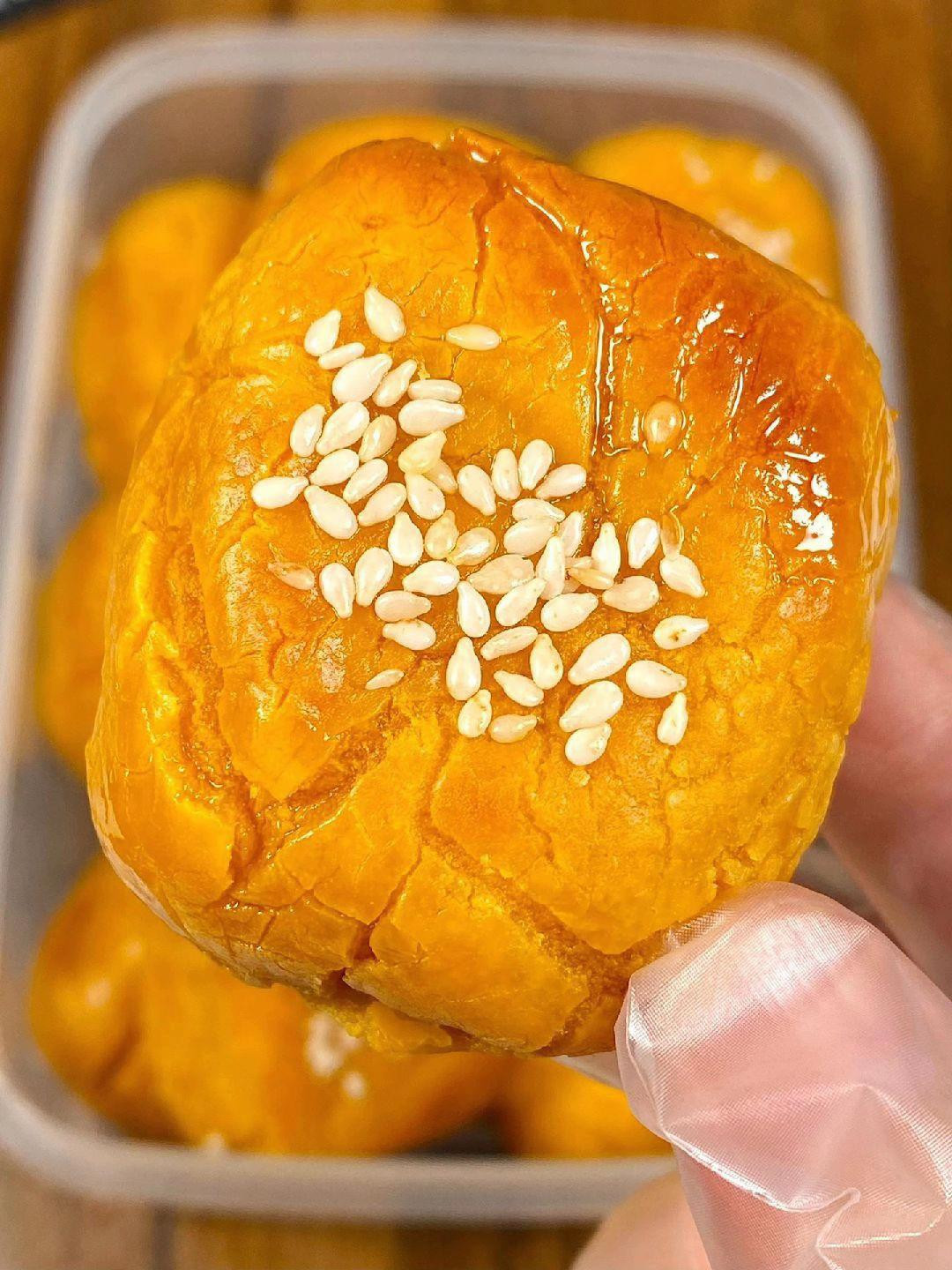 Cách làm bánh bí đỏ hấp dẫn với vỏ vàng óng, rắc mè trắng thơm ngon