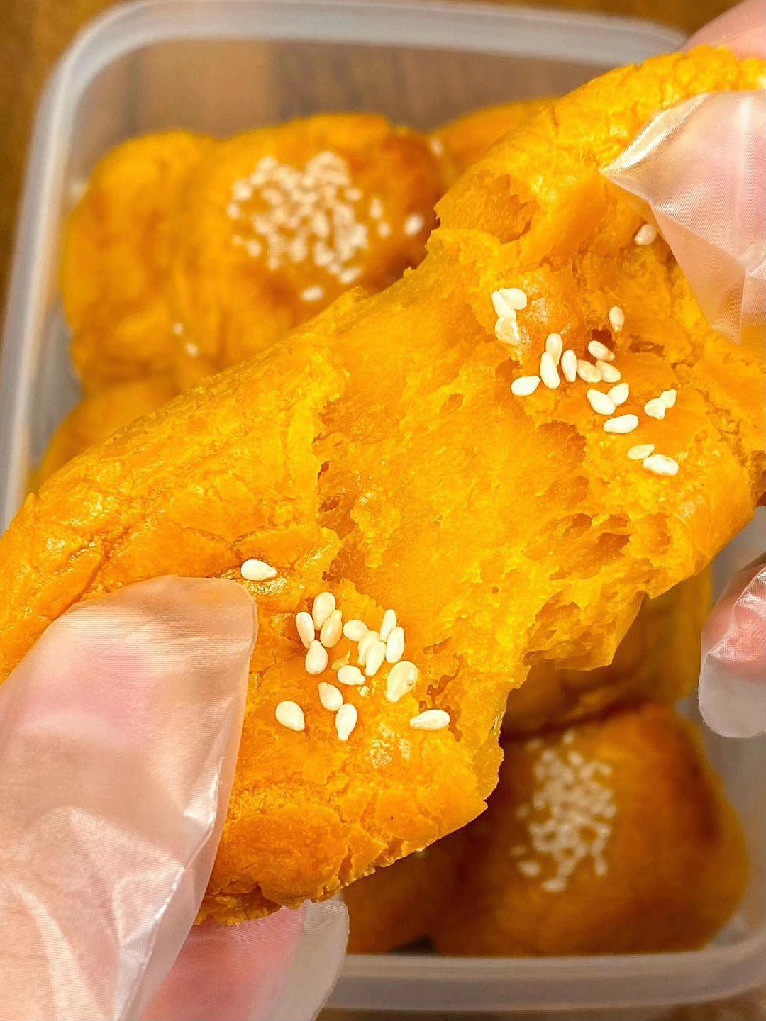 Cách làm bánh bí đỏ hấp dẫn với vỏ vàng óng, rắc mè trắng thơm ngon