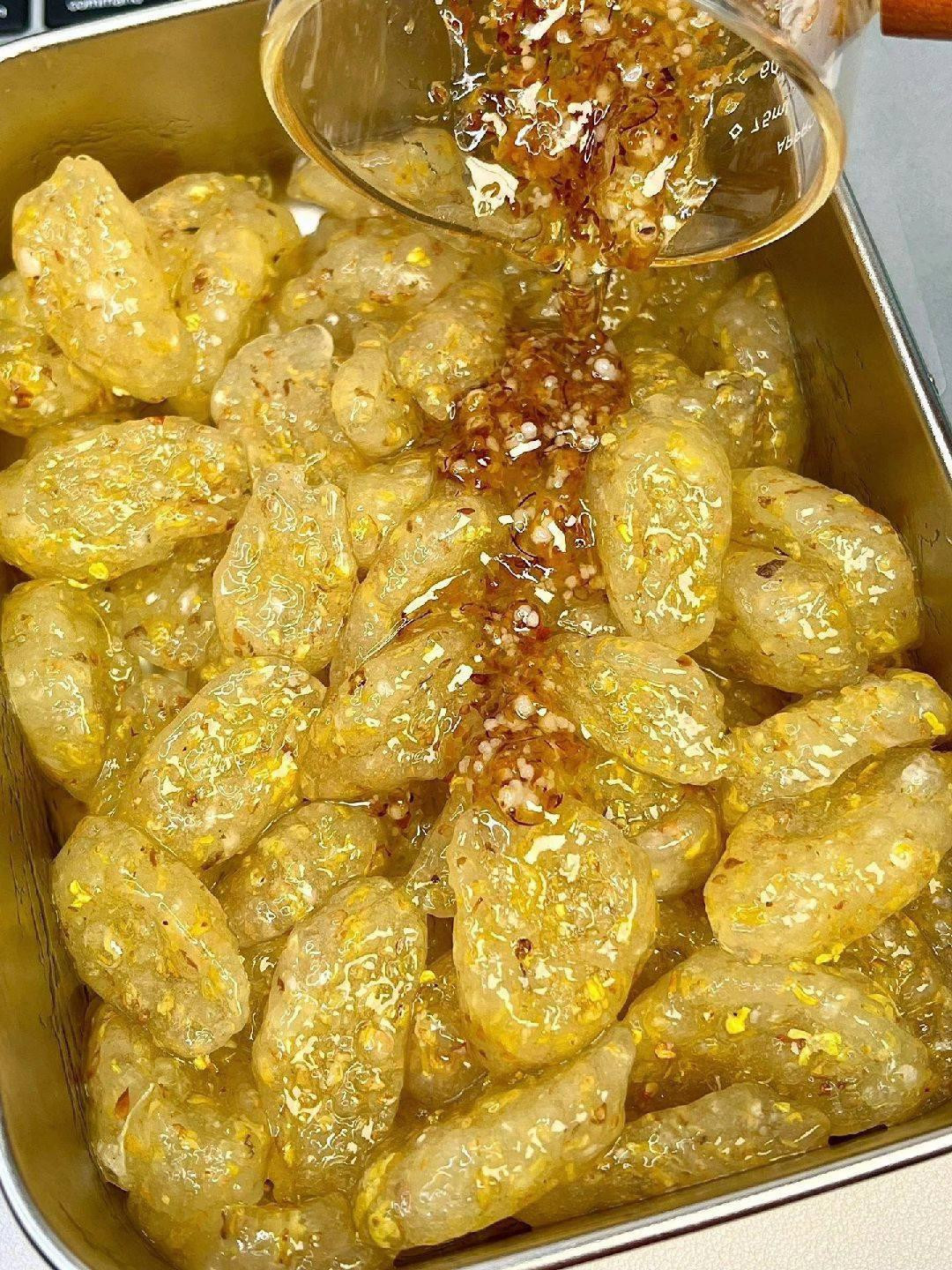 Cách làm bánh bột sắn hoa mộc giòn tan, ăn kèm nước sốt hoa mộc thơm ngon