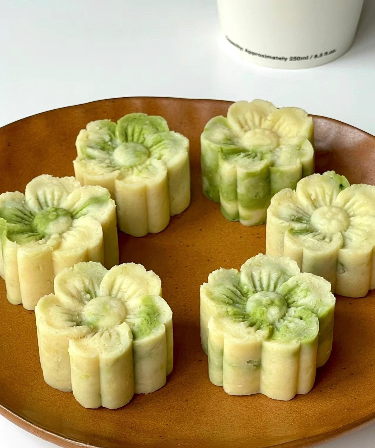 Cách làm bánh đậu xanh matcha hình hoa mùa hè