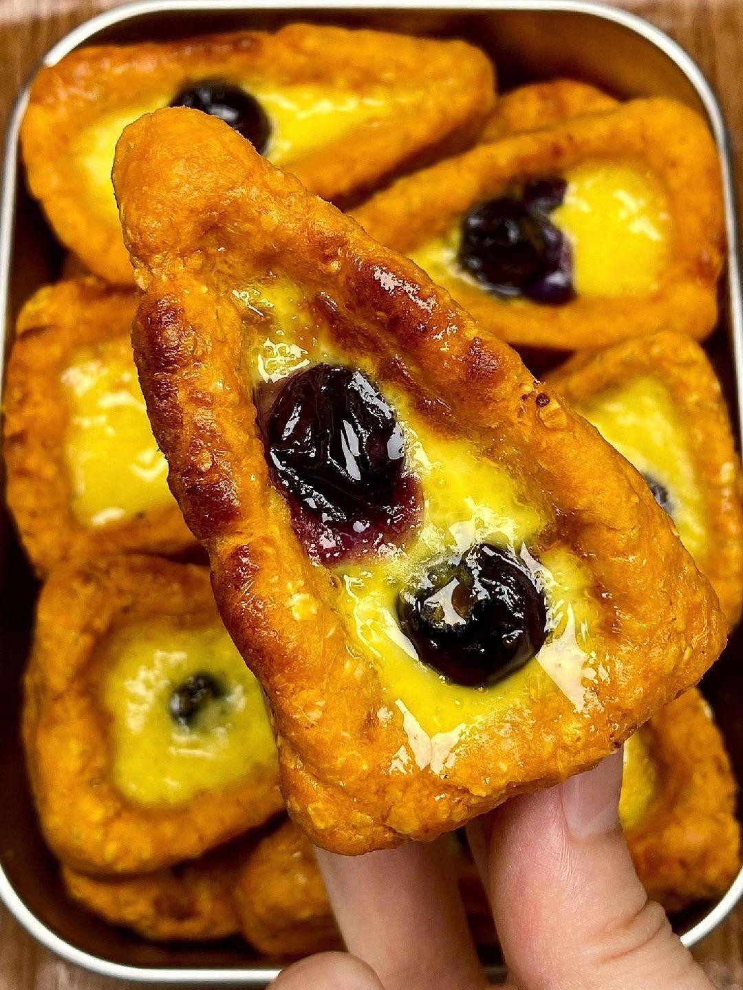 Cách làm bánh khoai lang yến mạch nướng với trứng sữa và việt quất