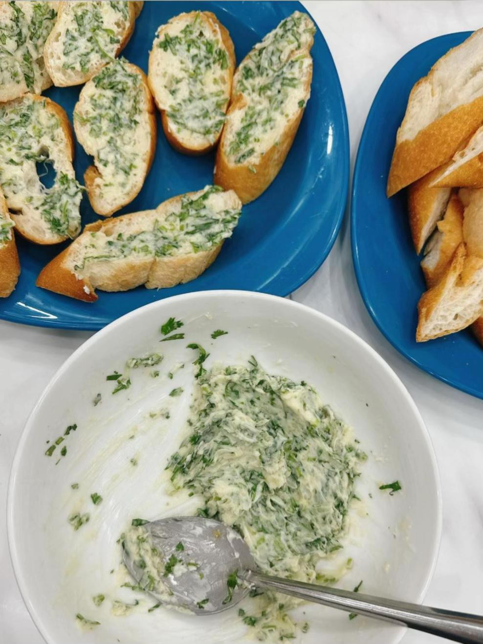 Cách làm bánh mì bơ tỏi ngon không cần lò nướng, giòn tan thơm lừng