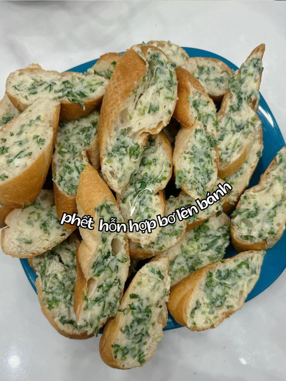 Cách làm bánh mì bơ tỏi ngon không cần lò nướng, giòn tan thơm lừng