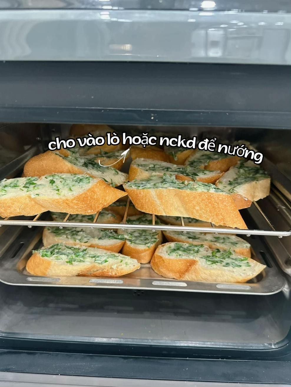 Cách làm bánh mì bơ tỏi ngon không cần lò nướng, giòn tan thơm lừng