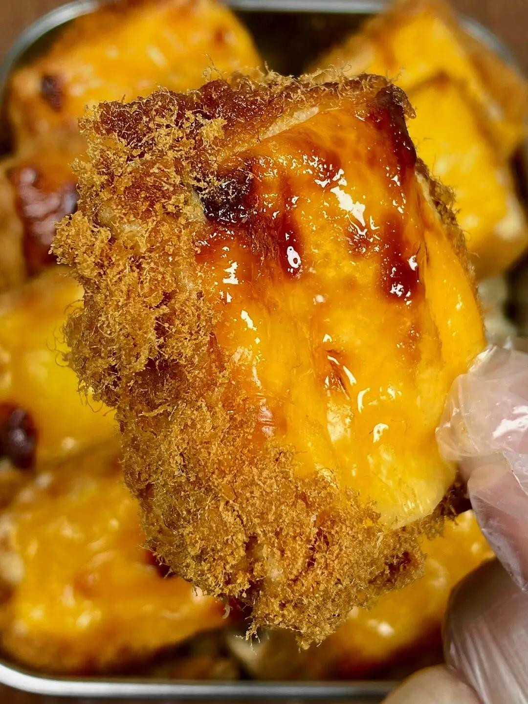 Cách làm bánh mì phô mai sốt sữa chua giòn rụm, lớp phủ chà bông vàng ruộm