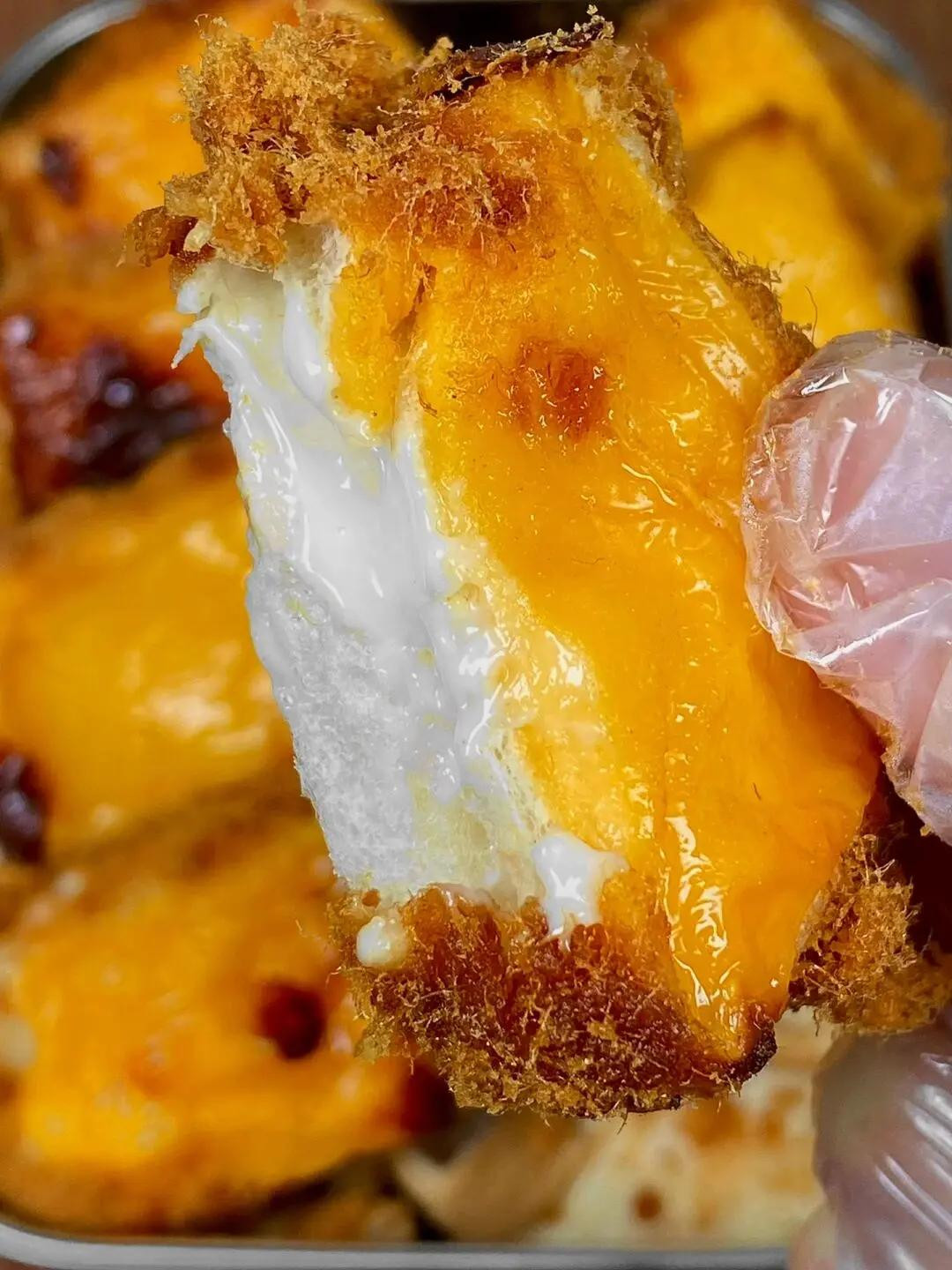 Cách làm bánh mì phô mai sốt sữa chua giòn rụm, lớp phủ chà bông vàng ruộm