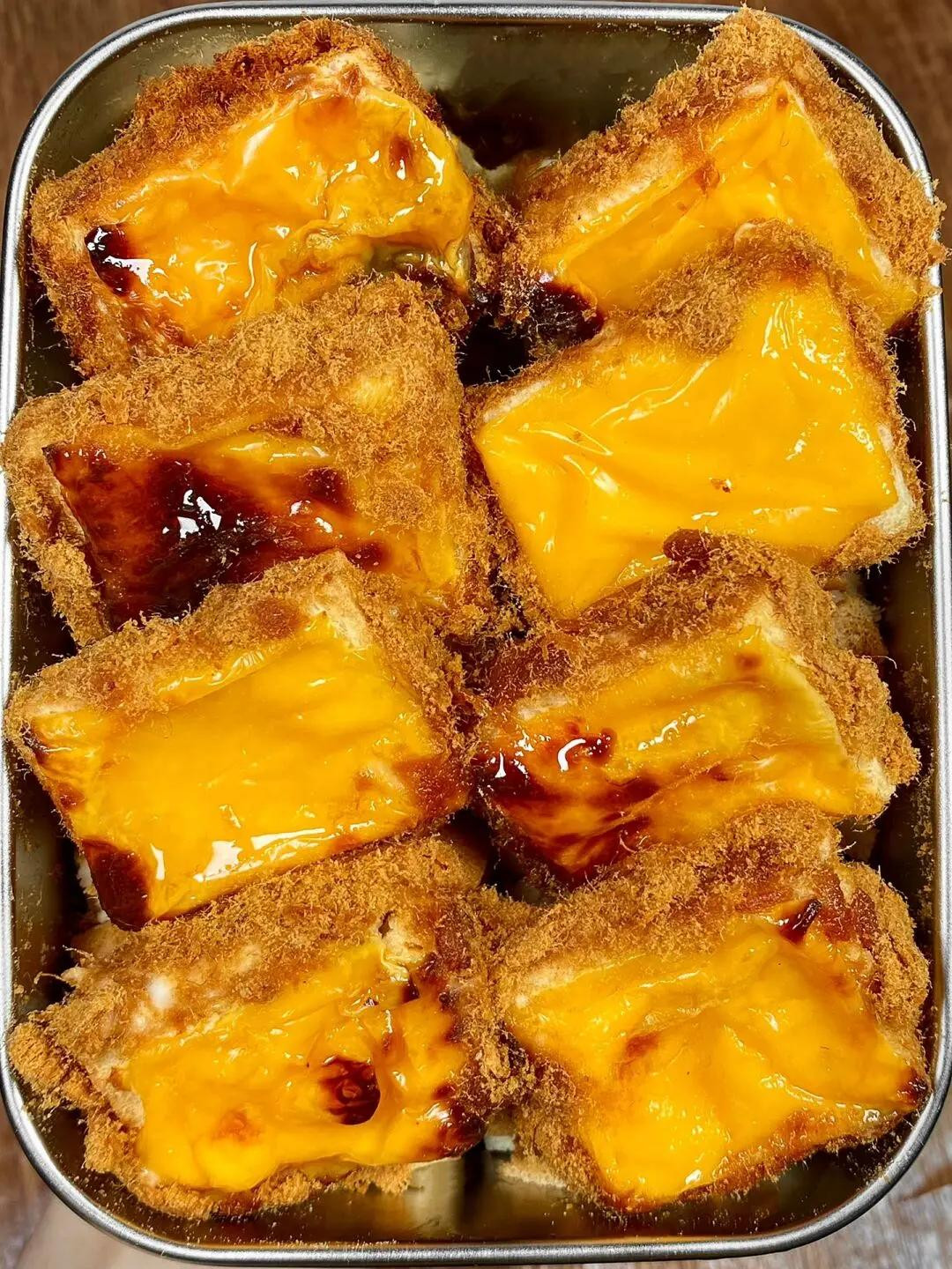 Cách làm bánh mì phô mai sốt sữa chua giòn rụm, lớp phủ chà bông vàng ruộm