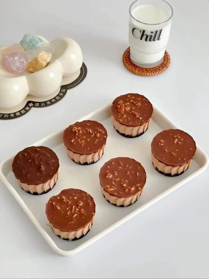 Cách làm bánh phô mai socola giòn với lớp đế oreo, nhân kem béo ngậy và topping socola đậu phộng