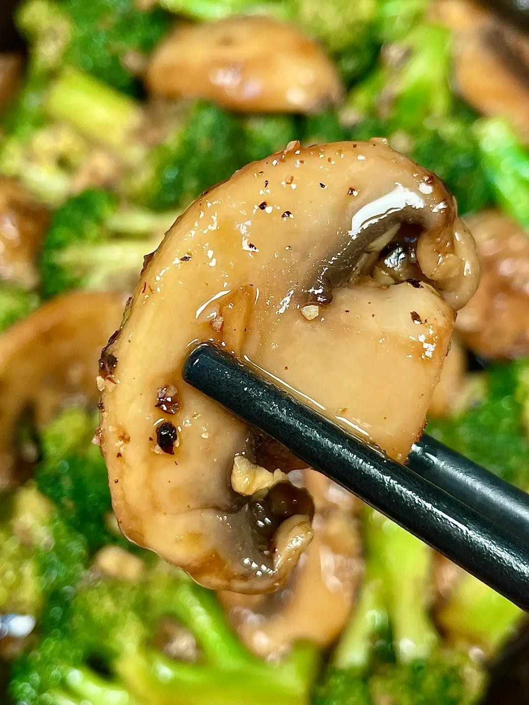 Cách làm bông cải xanh xào nấm hương tỏi phi thơm ngon