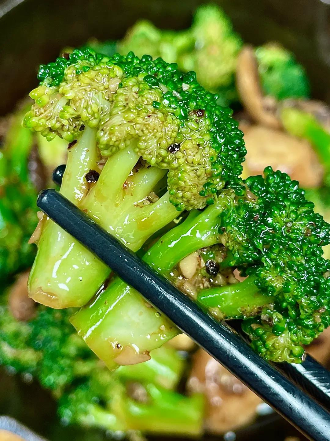 Cách làm bông cải xanh xào nấm hương tỏi phi thơm ngon