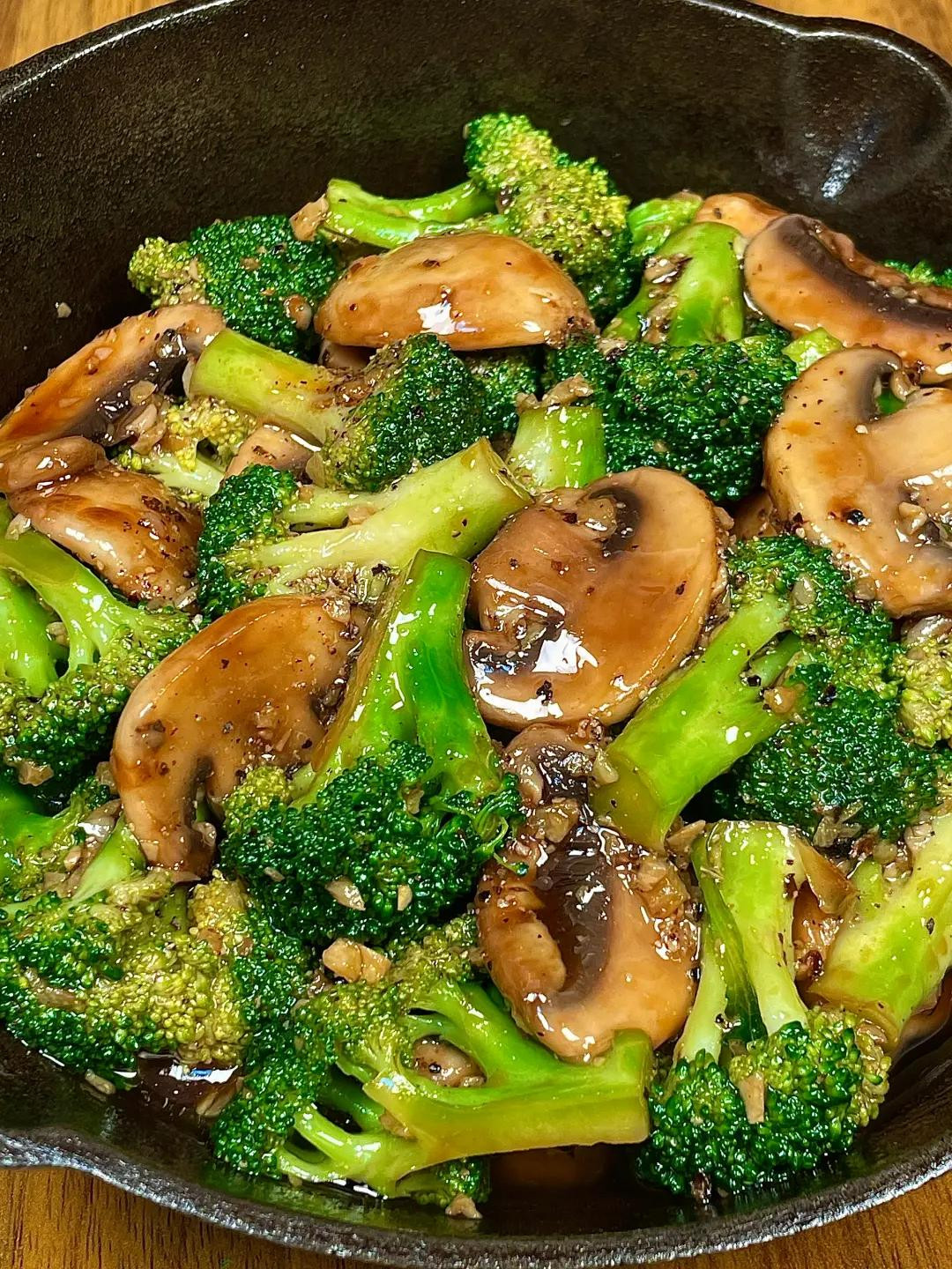 Cách làm bông cải xanh xào nấm hương tỏi phi thơm ngon