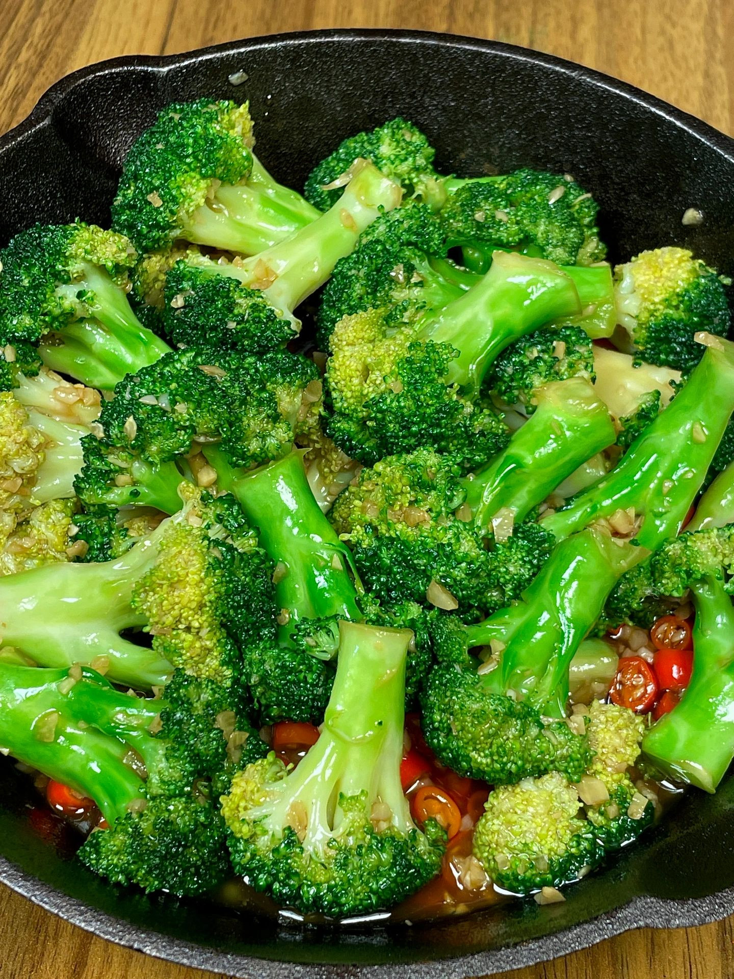 Cách làm bông cải xanh xào tỏi ớt cực ngon, giòn ngọt đậm đà